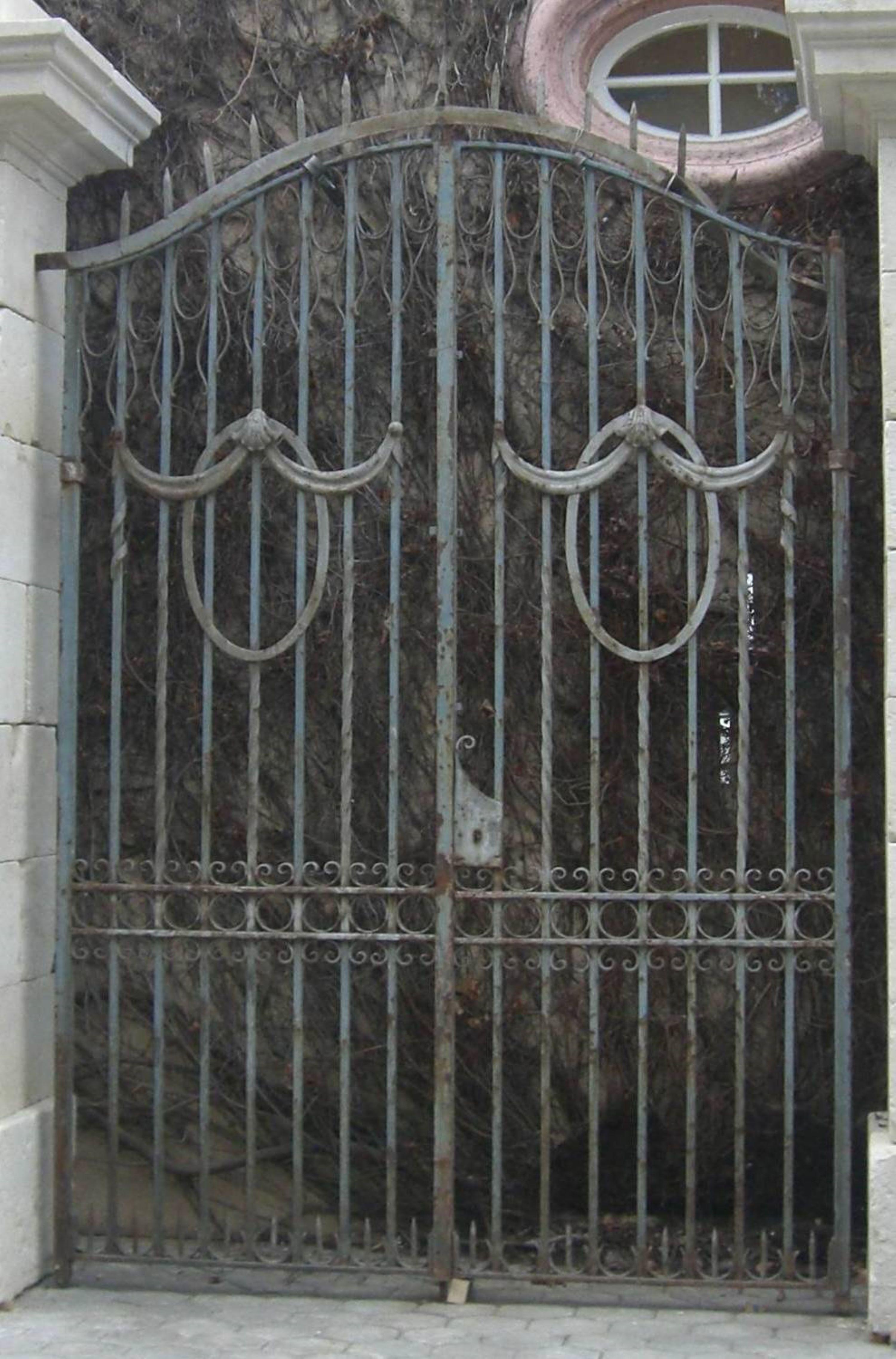 Elegant & Grand Pair of Antique Wrought Iron Driveway Entrance Gates for portal  For Sale 13