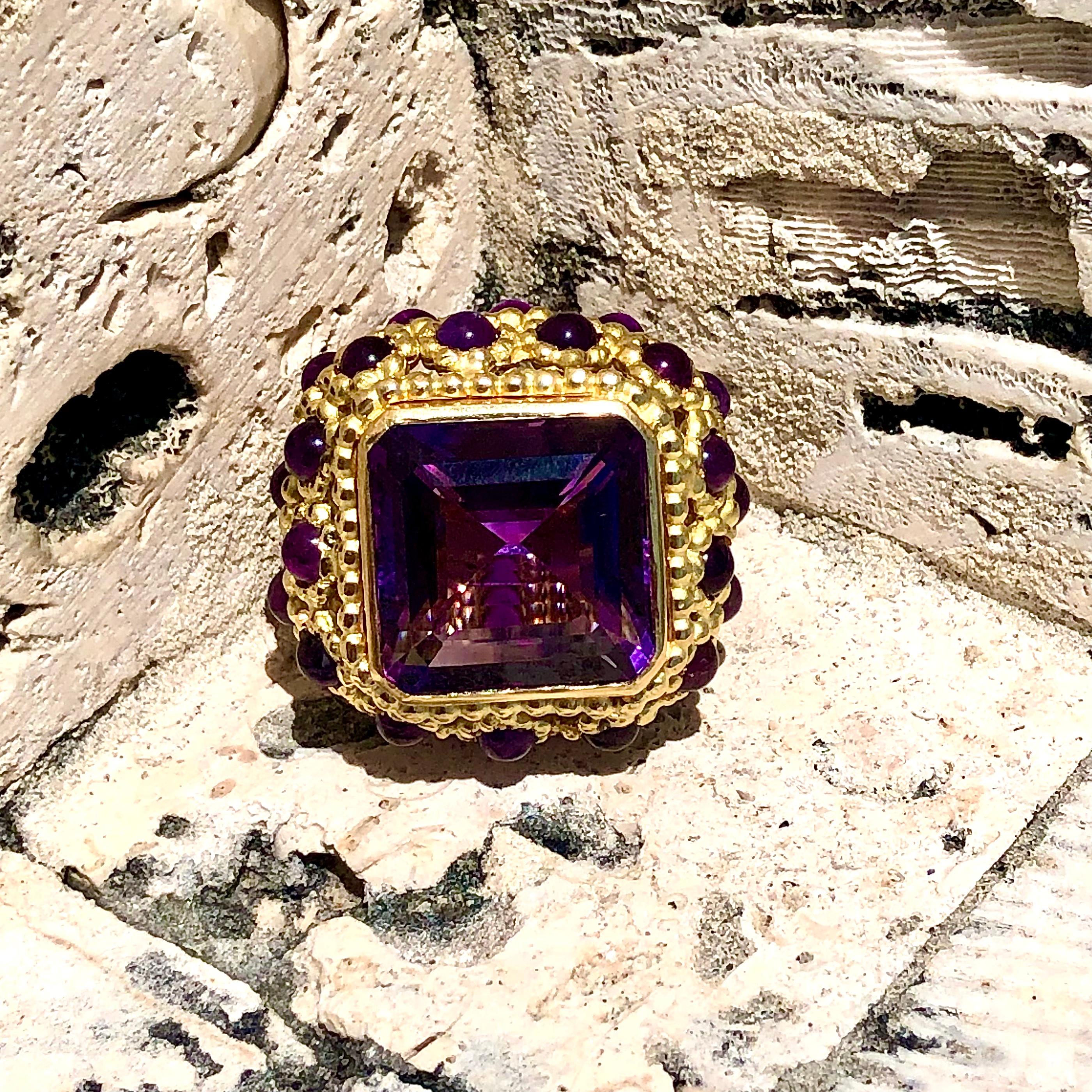 Elegant Grand Scale French Mid-20th Century 18k Gold and Amethyst Fashion Ring For Sale 1