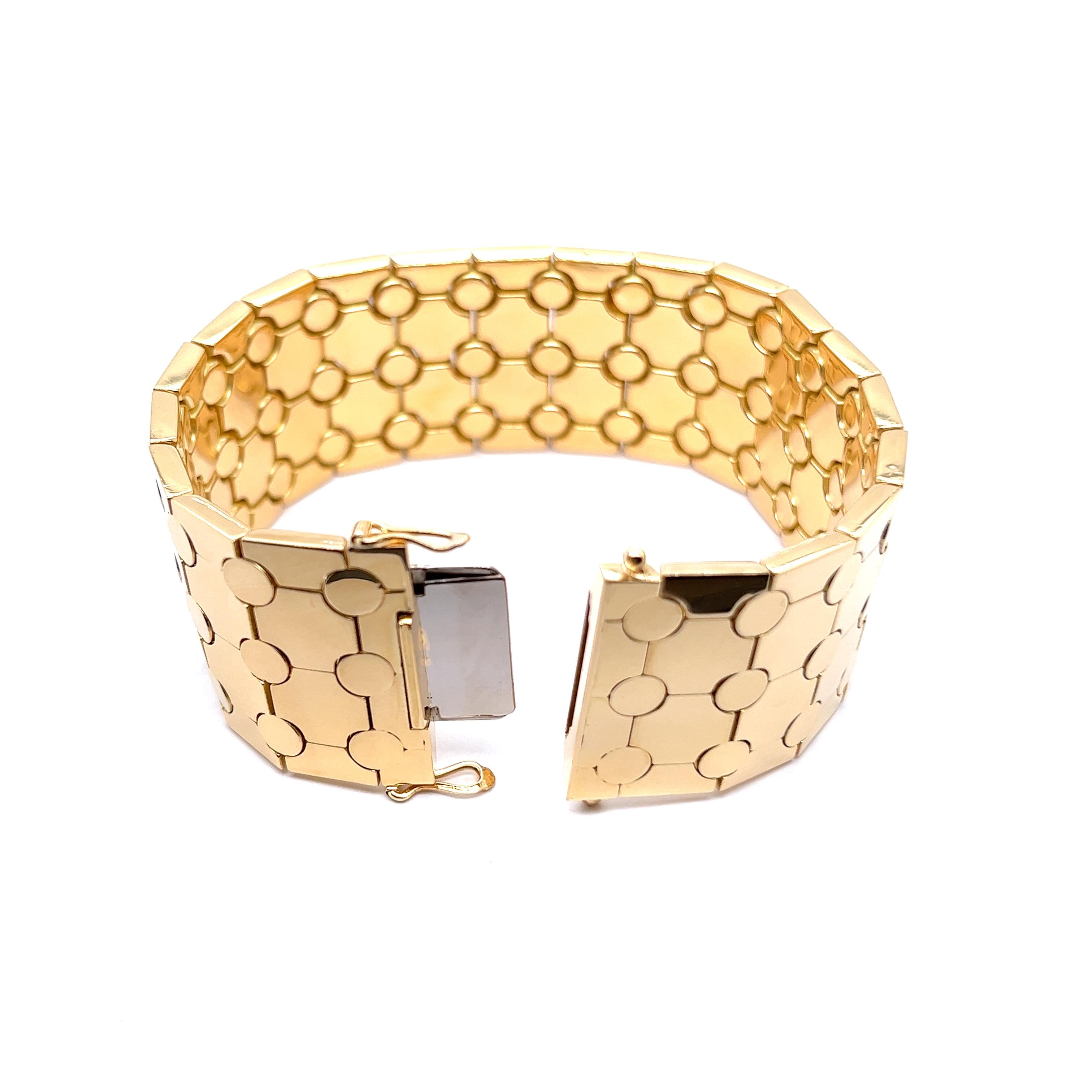 Voici le summum de l'opulence - un bracelet en or jaune 18 carats, véritable chef-d'œuvre de qualité et d'élégance. Ce luxueux bracelet est orné d'un motif graphique fascinant rappelant un nid d'abeilles, méticuleusement gravé sur sa surface de 2,7