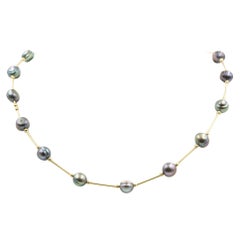 Élégant collier à maillons en or jaune avec perles grises