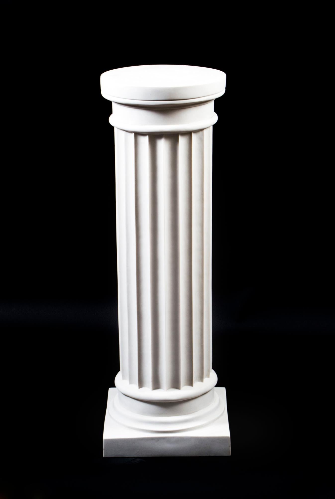 Ein eleganter Sockel in Form einer klassischen altgriechischen dorischen Säule aus dem letzten Viertel des 20. Jahrhunderts. 

Die Säule hat einen kannelierten Korpus mit einem schlichten und unverzierten Säulenkapitell und verjüngt sich zum Sockel