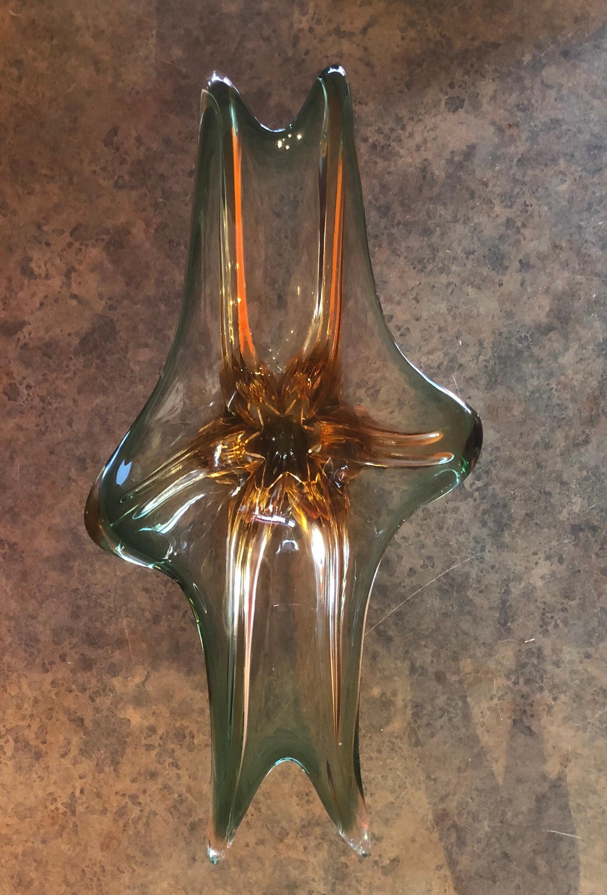 Élégante coupe / centre de table en verre somerso vert et or de Murano, vers les années 1960. La belle pièce de forme libre mesure 18.5 