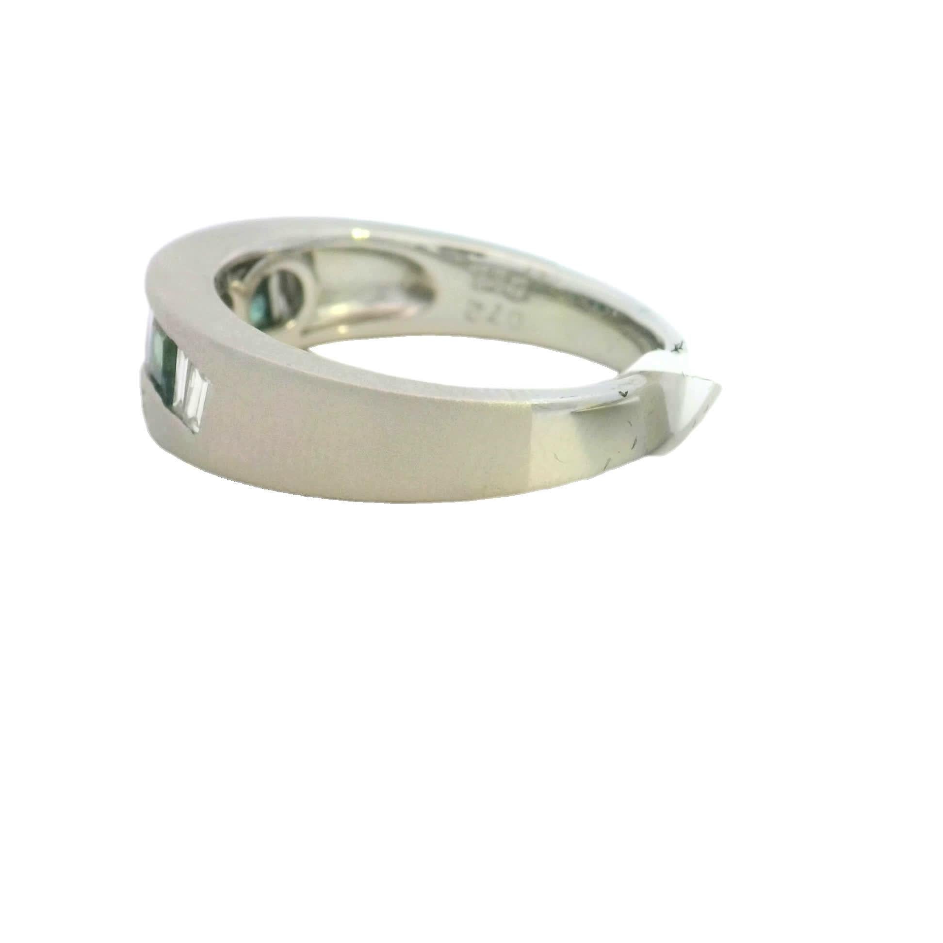 Scopri la bellezza di questo squisito anello con una splendida composizione di gemme verdi e bianche. Il design unico presenta un motivo a onde che lo rende un pezzo perfetto per ogni occasione. Realizzato con precisione, questo anello non è un
