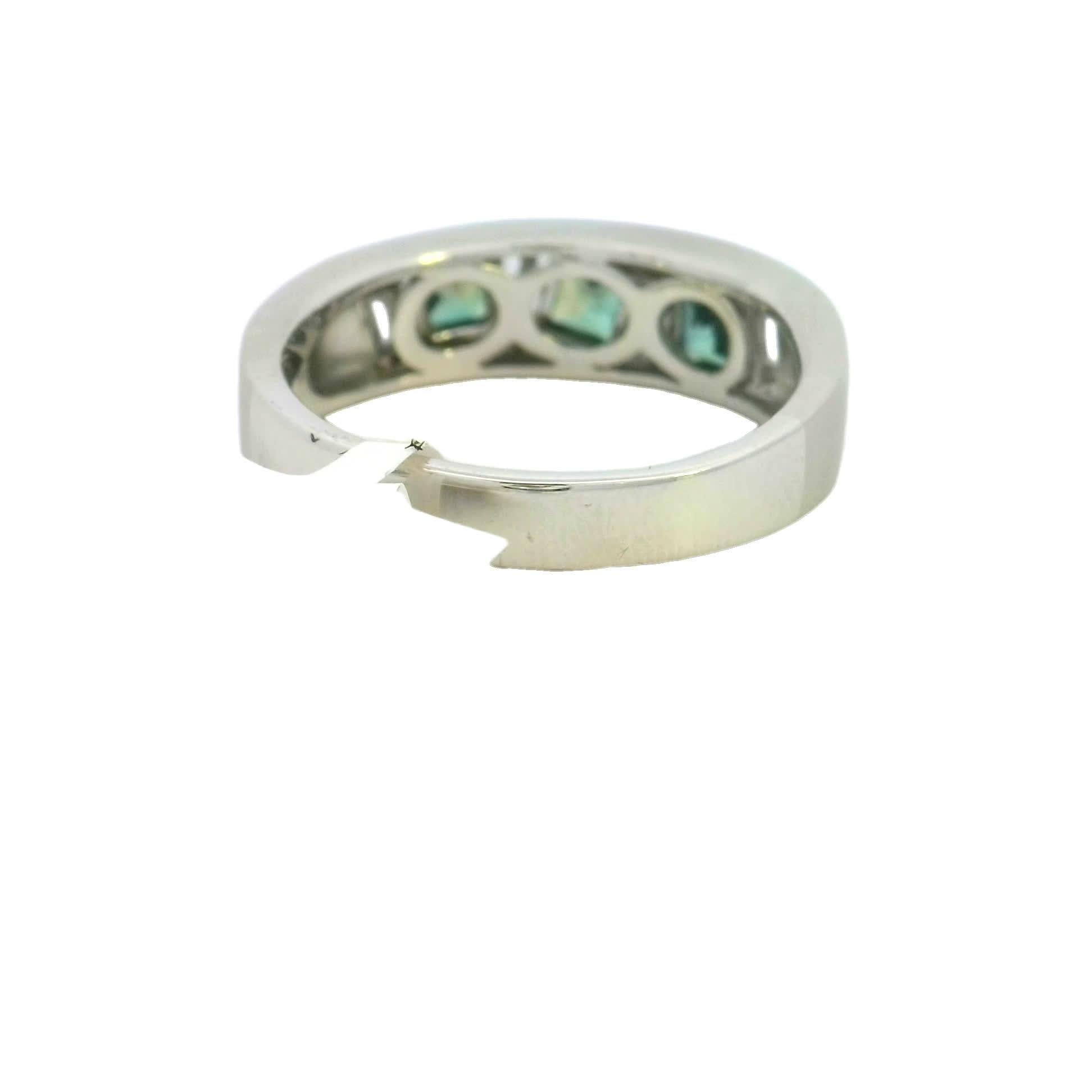 Elegante anello con gemme verdi e bianche In condizioni Nuovo in vendita a Great Neck Plaza, NY