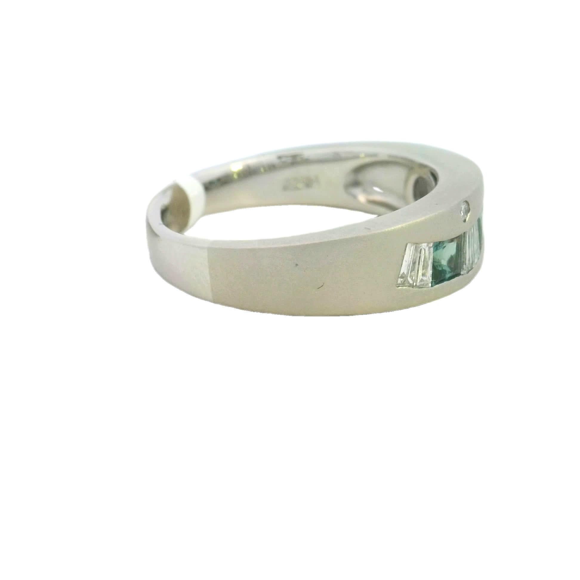 Donna Elegante anello con gemme verdi e bianche in vendita