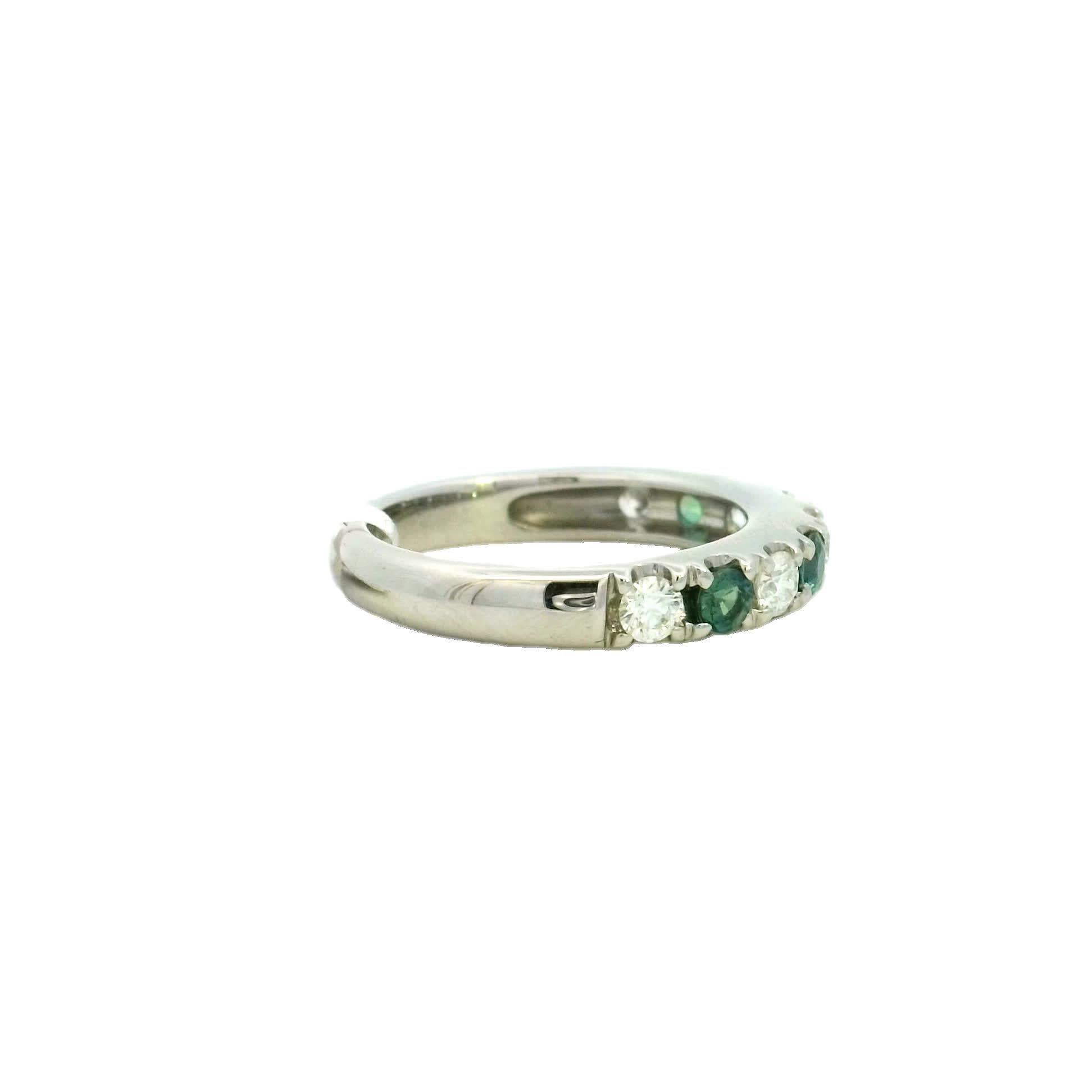 Donna Elegante anello con gemme verdi e bianche in vendita