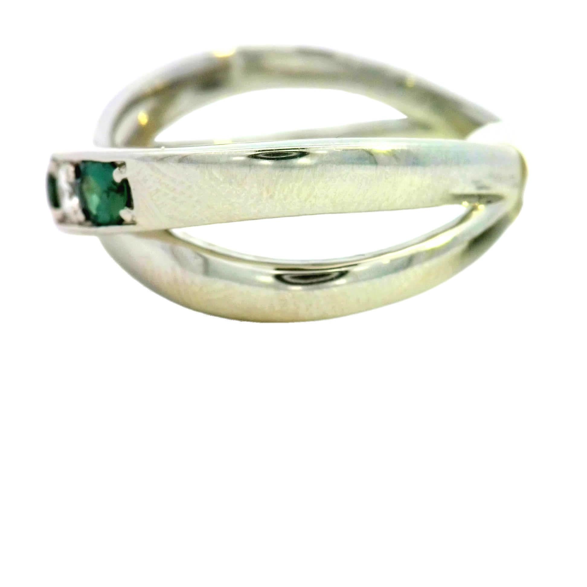 Découvrez la beauté exquise de cette élégante bague, qui présente une combinaison étonnante de pierres précieuses vertes et de diamants blancs étincelants. Confectionnée avec précision, cette pièce est parfaite pour ajouter une touche de