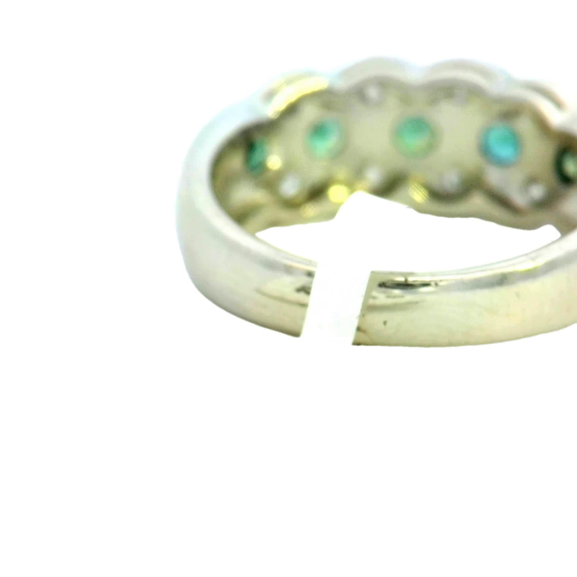 Elegant Green and White Gold Ring In New Condition For Sale In Great Neck Plaza, NY