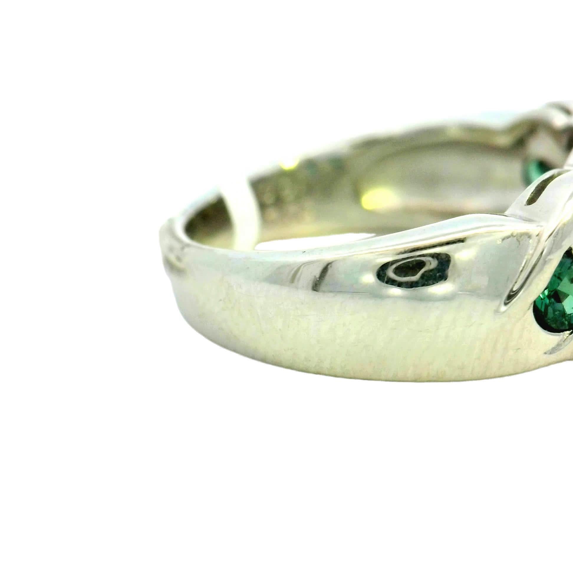 Women's Elegant Green and White Gold Ring For Sale