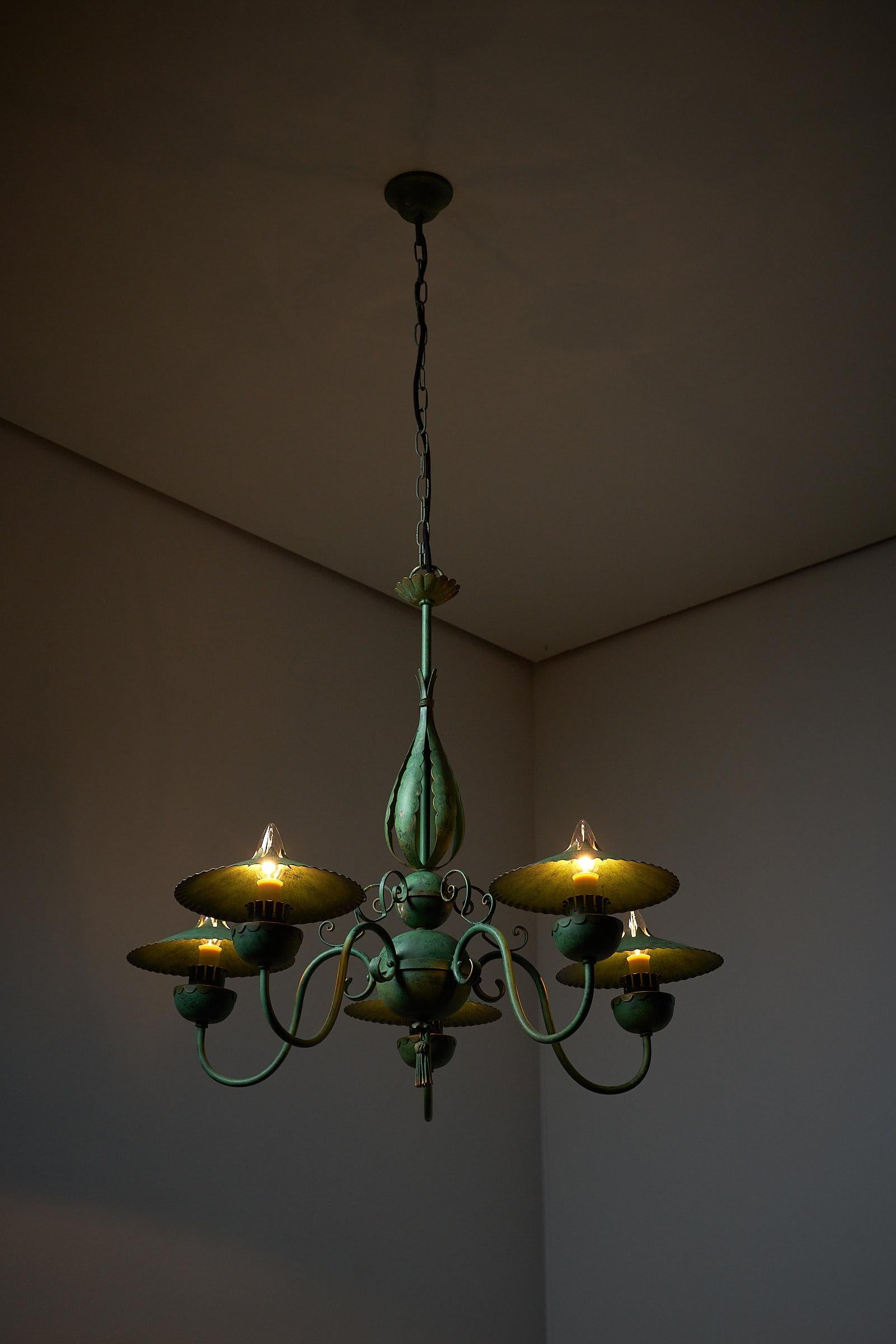 Elegant Green Chandelier with Shades Italy In Good Condition For Sale In Mortsel, BE