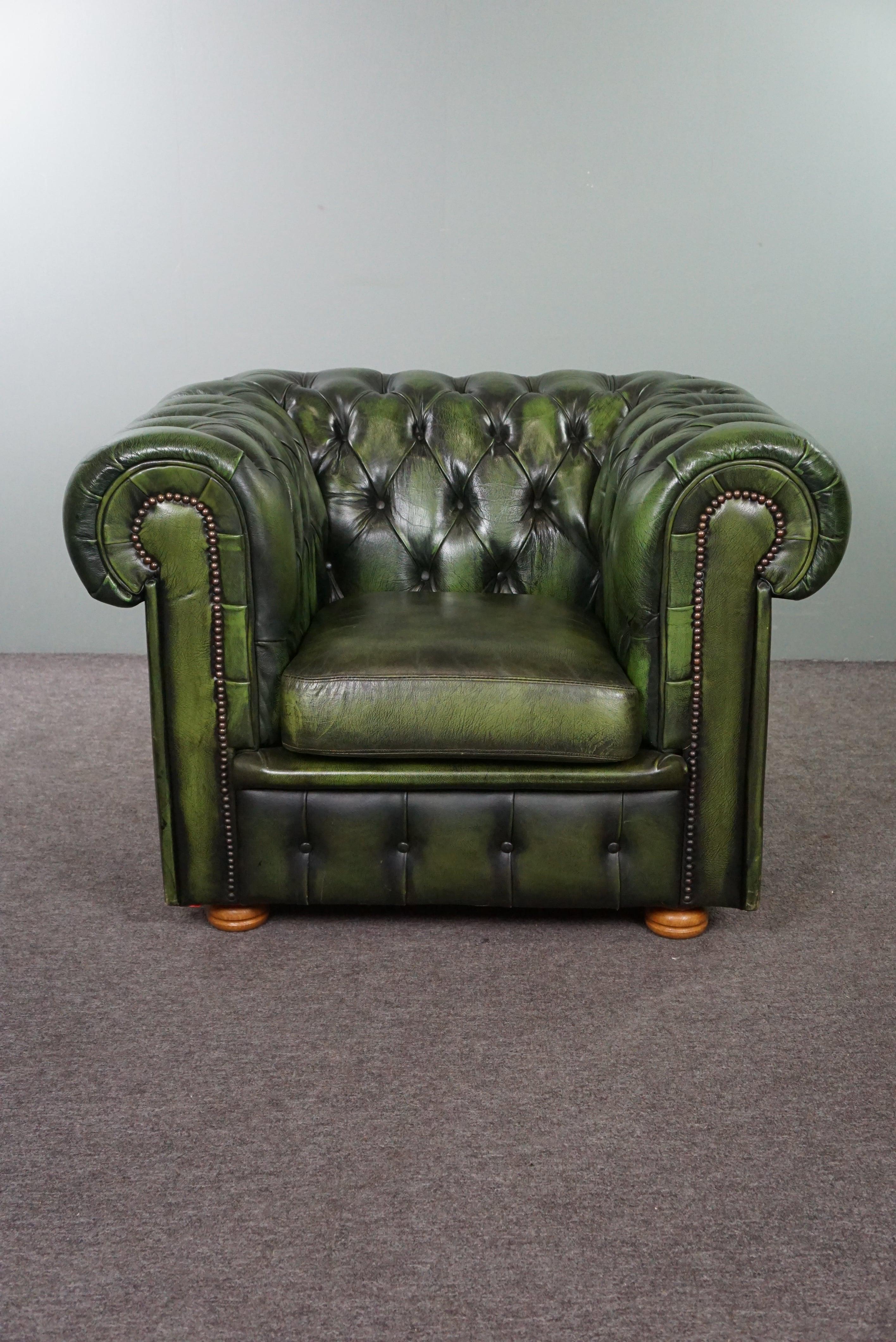 Elegant green Chesterfield armchair made of cowhide leather For Sale at