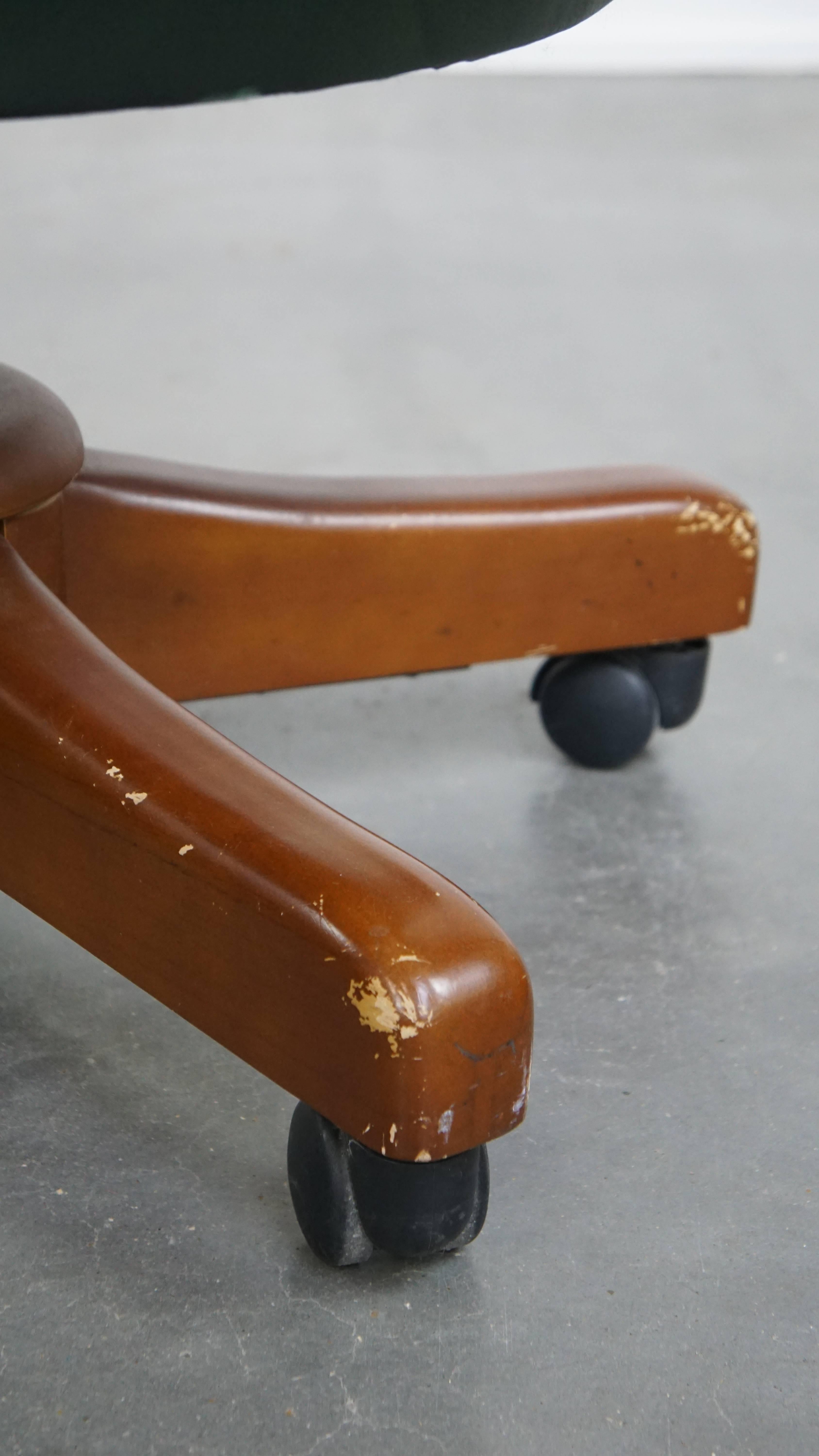 Eleganter grüner englischer Chesterfield-Bürostuhl aus Rindsleder im Angebot 8