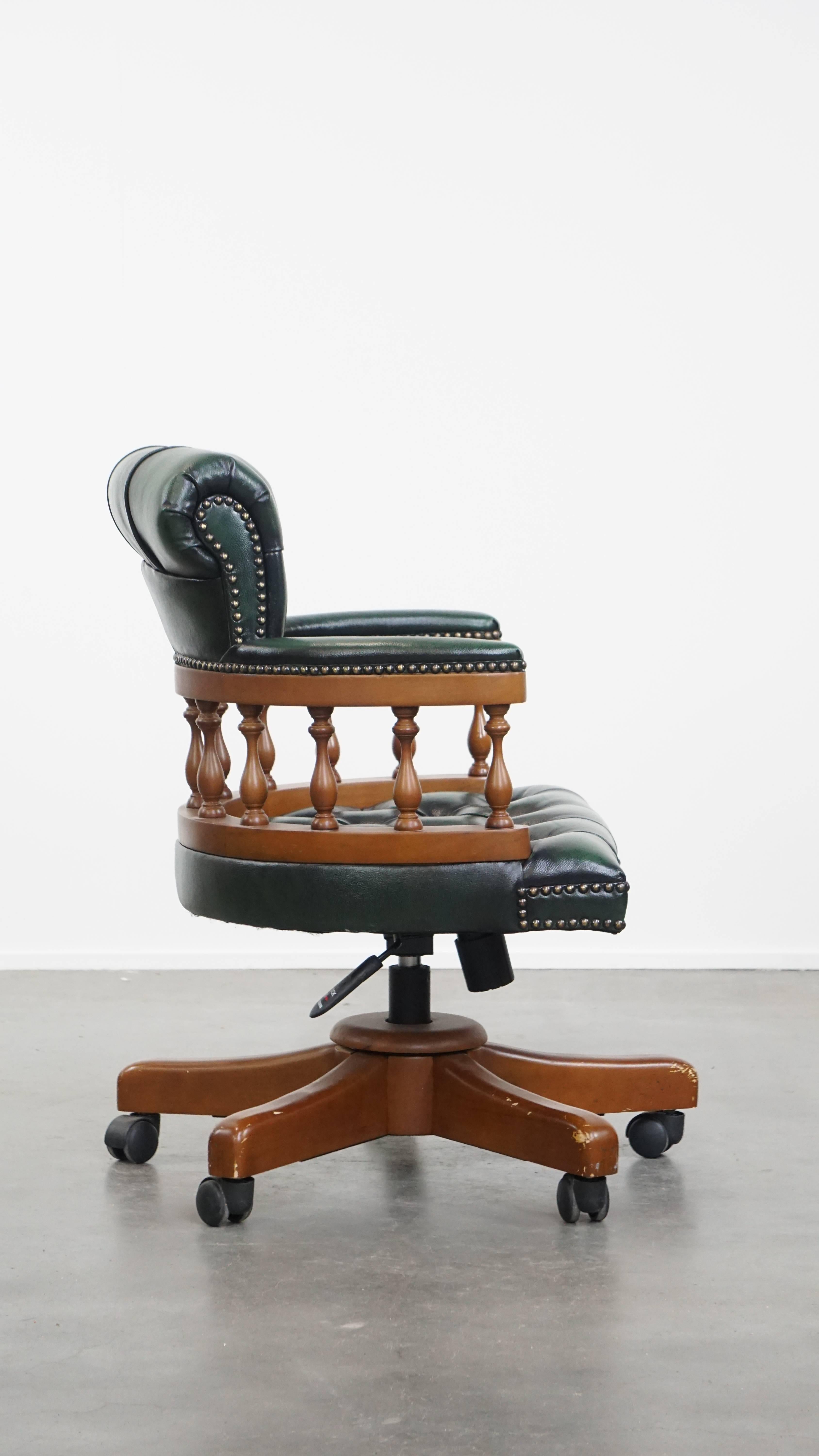 Eleganter grüner englischer Chesterfield-Bürostuhl aus Rindsleder (Handgefertigt) im Angebot