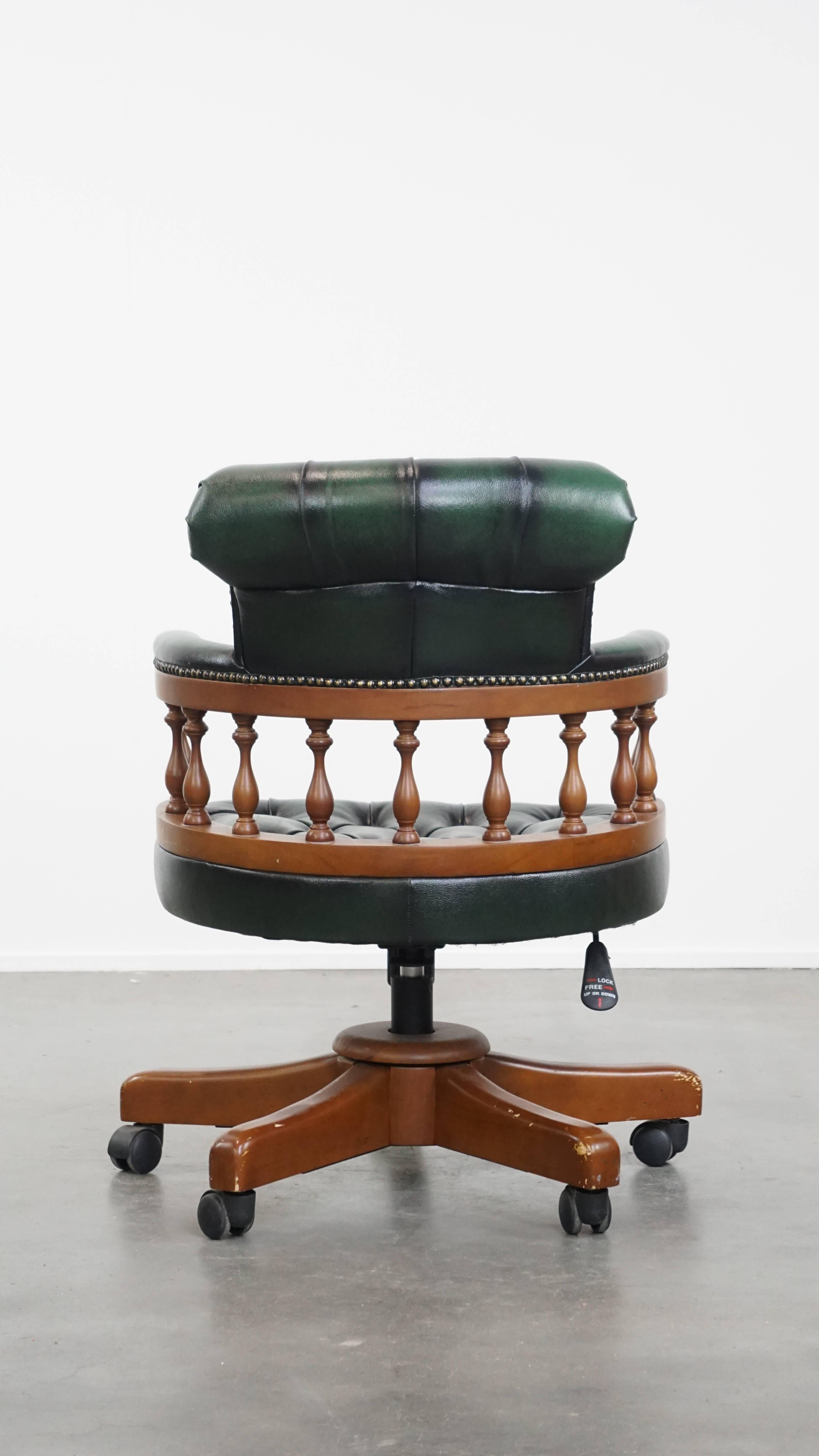 Eleganter grüner englischer Chesterfield-Bürostuhl aus Rindsleder im Zustand ��„Relativ gut“ im Angebot in Harderwijk, NL