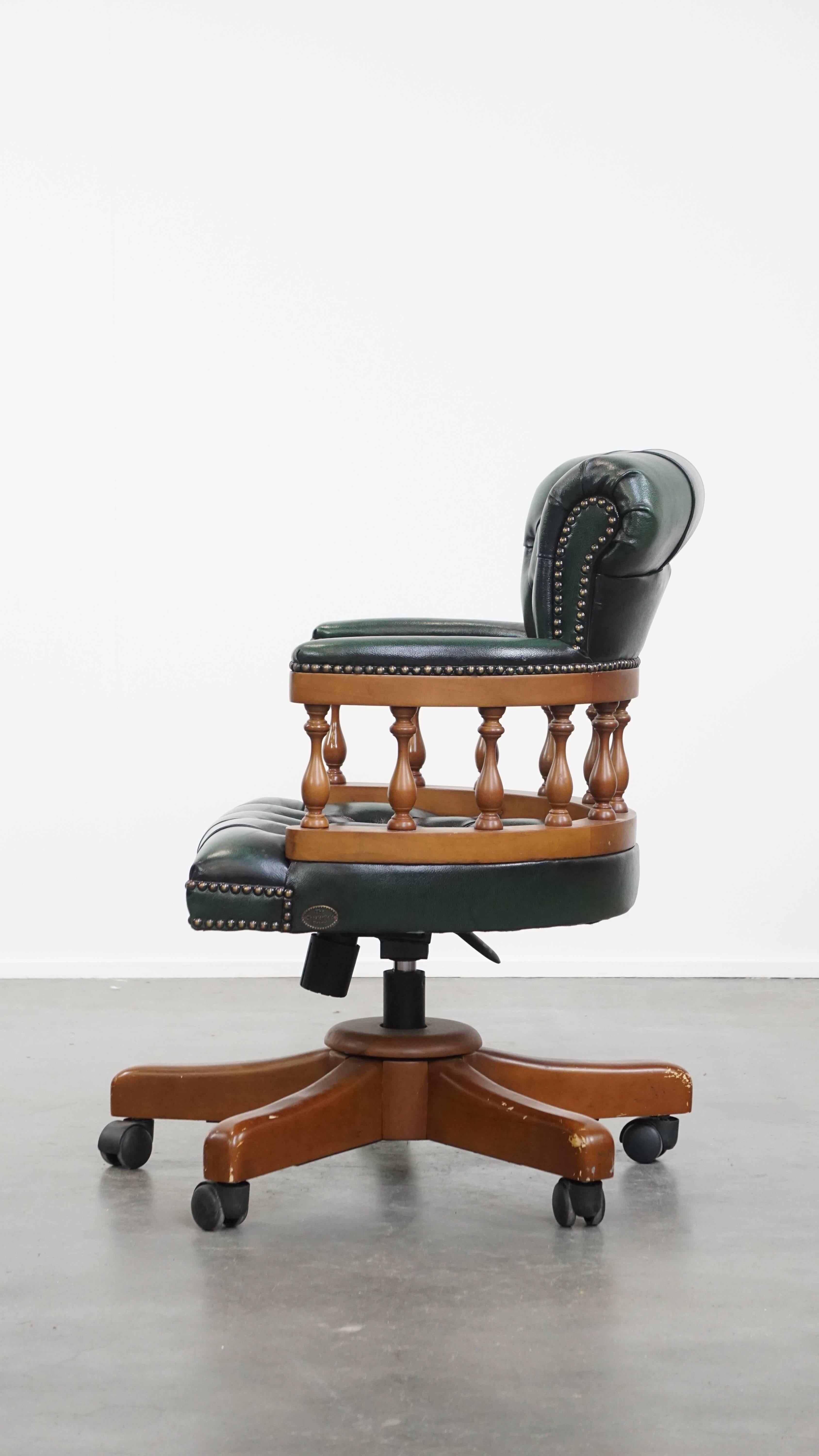 Eleganter grüner englischer Chesterfield-Bürostuhl aus Rindsleder (20. Jahrhundert) im Angebot