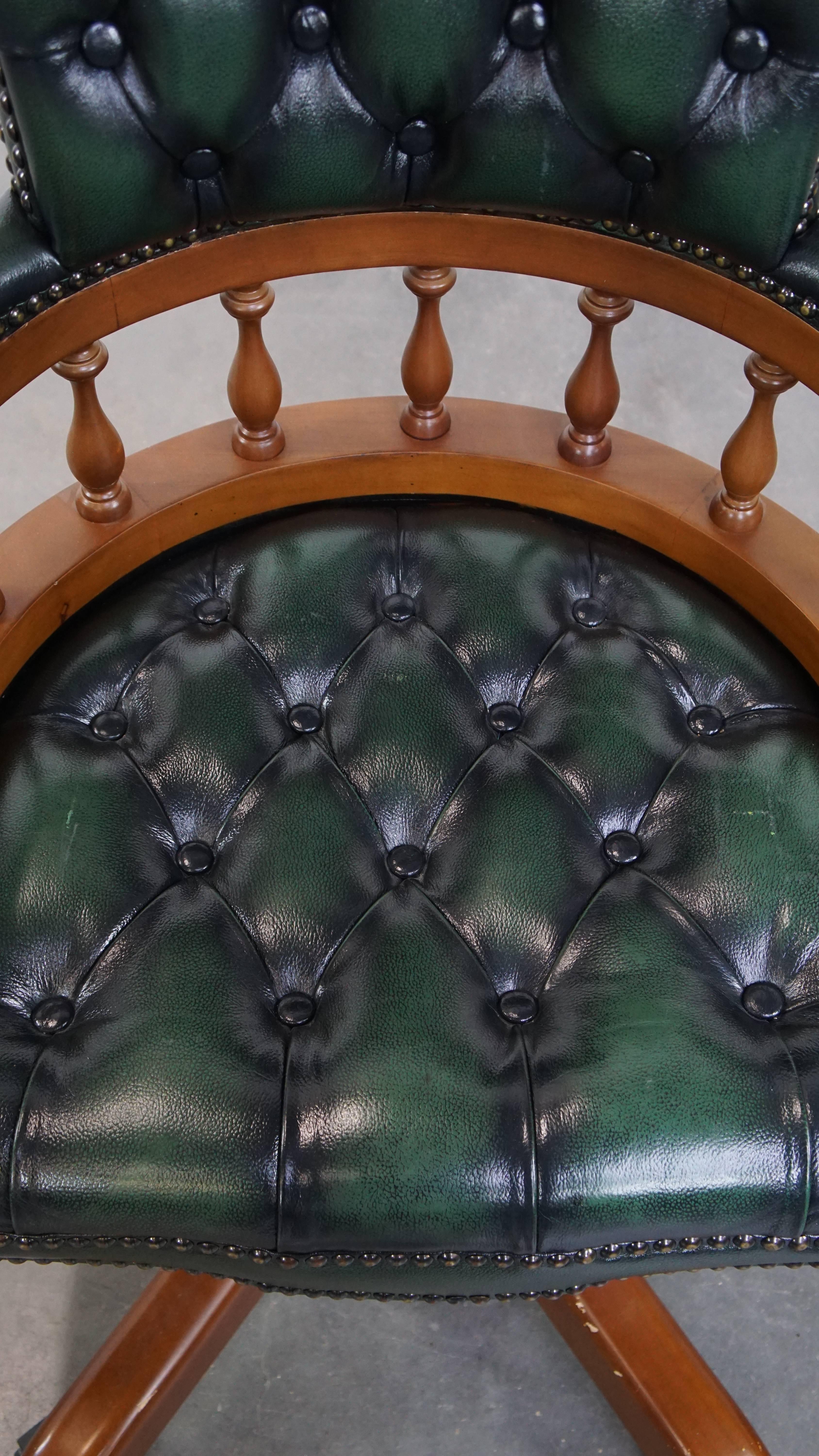 Eleganter grüner englischer Chesterfield-Bürostuhl aus Rindsleder im Angebot 1