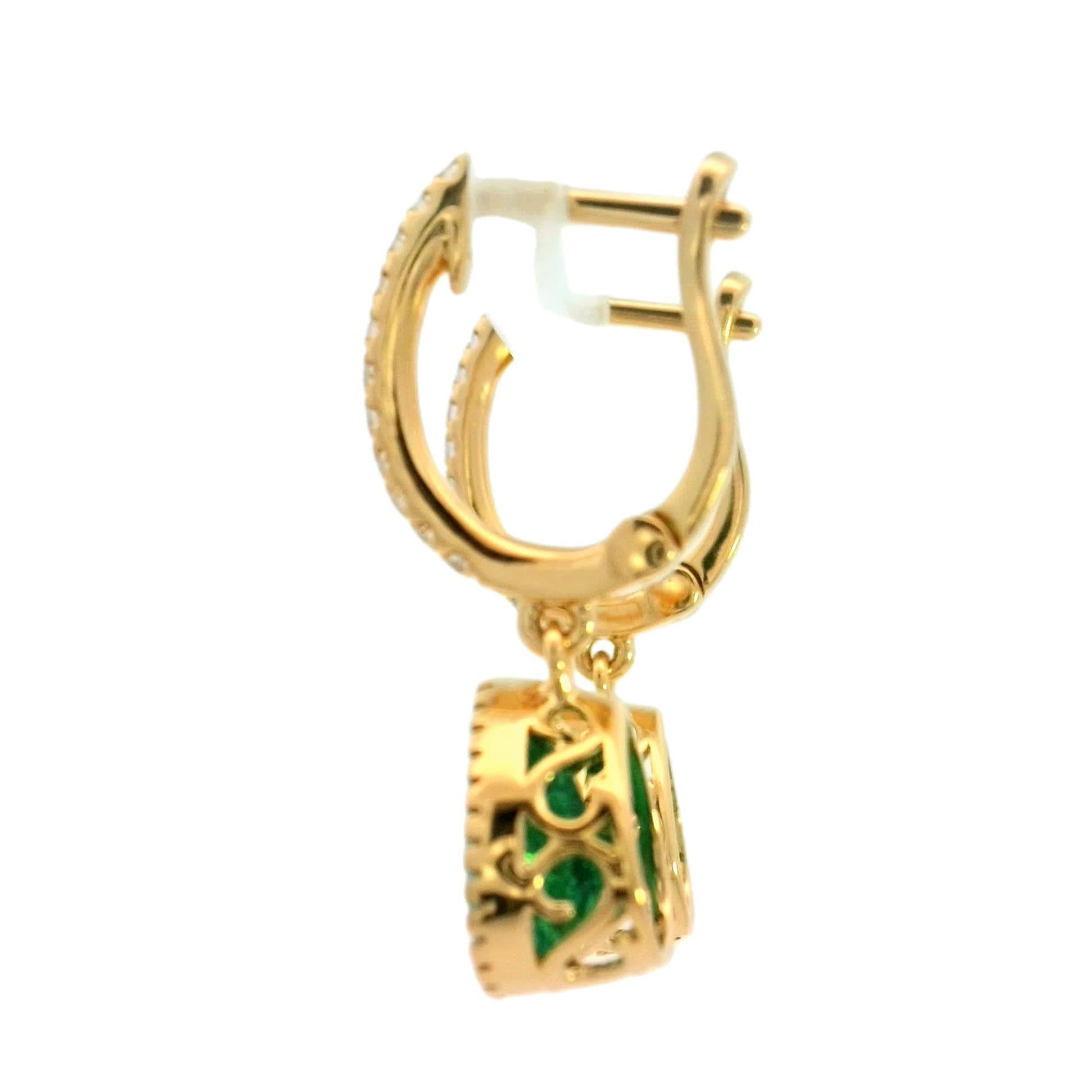 Diese atemberaubenden Ohrringe sind mit exquisiten grünen Edelsteinen in einer eleganten Goldfassung versehen. Die tropfenförmige Form verleiht ihnen einen Hauch von Raffinesse und macht sie sowohl für legere als auch für formelle Anlässe geeignet.