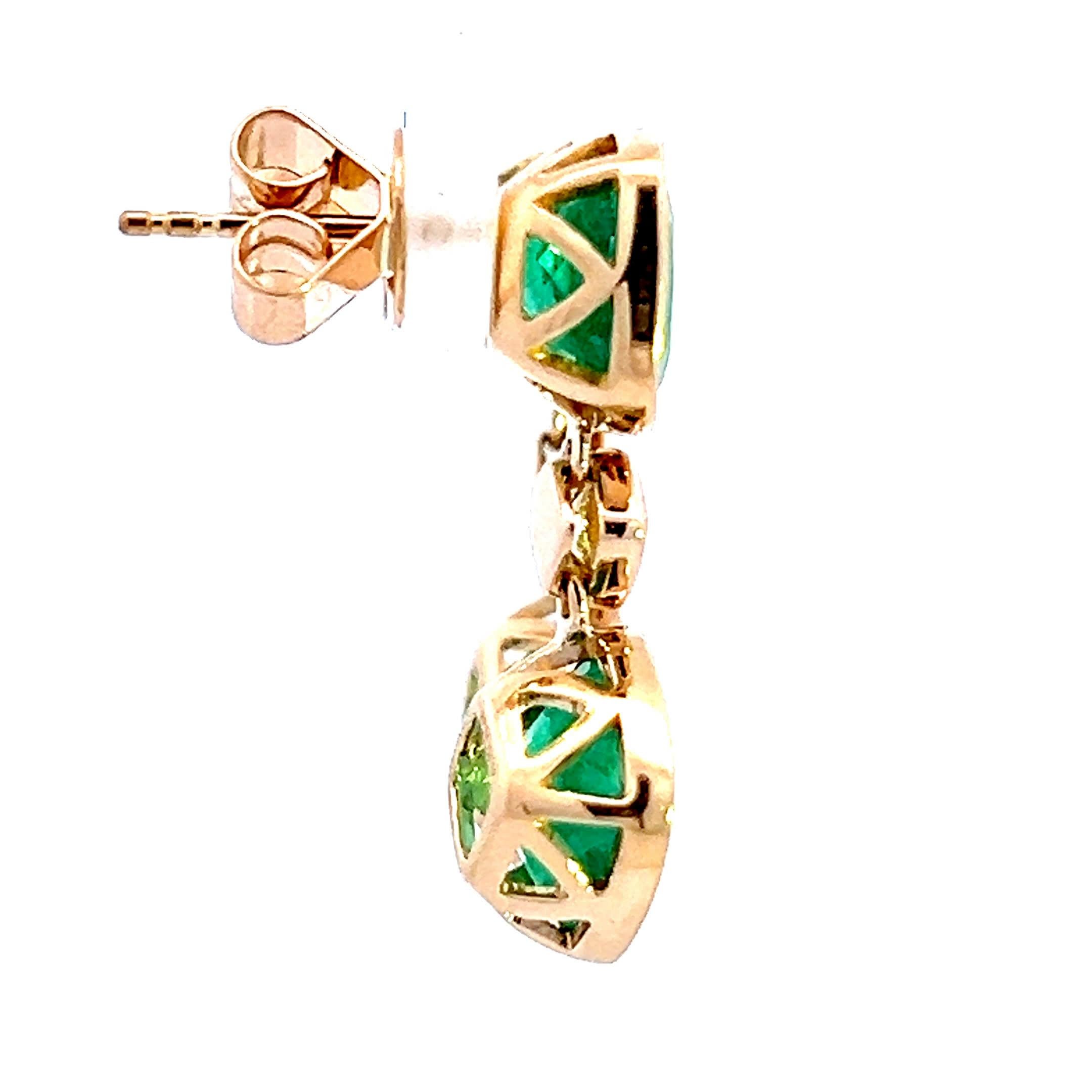 Questi splendidi orecchini presentano vibranti gemme verdi incastonate in un delicato design in oro. Perfetti per aggiungere un tocco di eleganza a qualsiasi outfit, sono ideali sia per le occasioni casual che per quelle formali. I dettagli