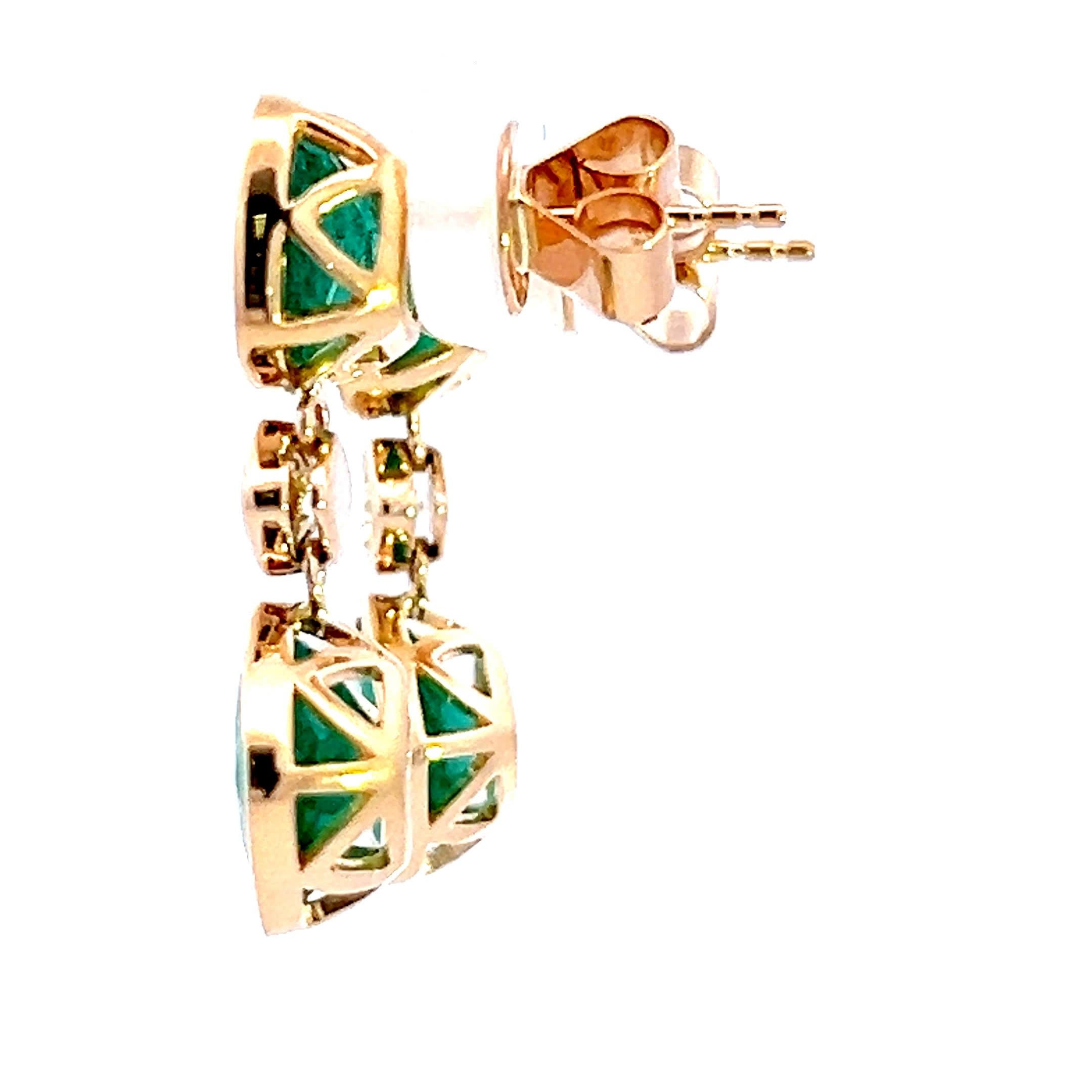Questi splendidi orecchini presentano vibranti gemme verdi, elegantemente incastonate in un'elegante montatura d'oro. Perfetti per aggiungere un tocco di raffinatezza a qualsiasi abbigliamento, catturano la luce in modo meraviglioso e faranno