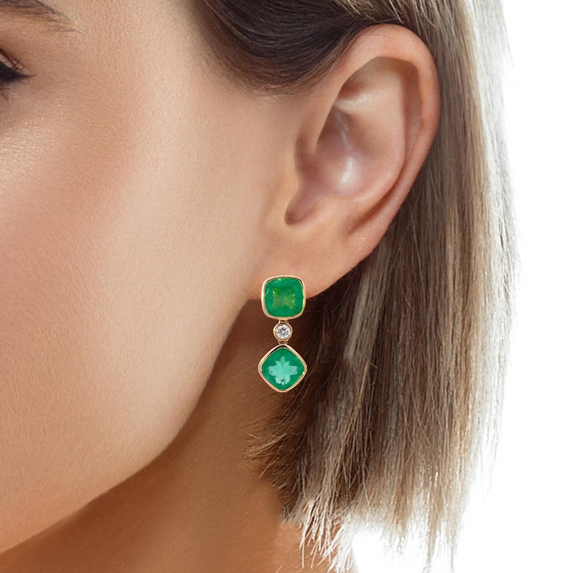 Scopri la raffinatezza con questi splendidi orecchini con gemme verdi, splendidamente incorniciati in oro. Ogni orecchino presenta due gemme a taglio quadrato completate da un brillante accento di diamante, perfetto per aggiungere un tocco di lusso