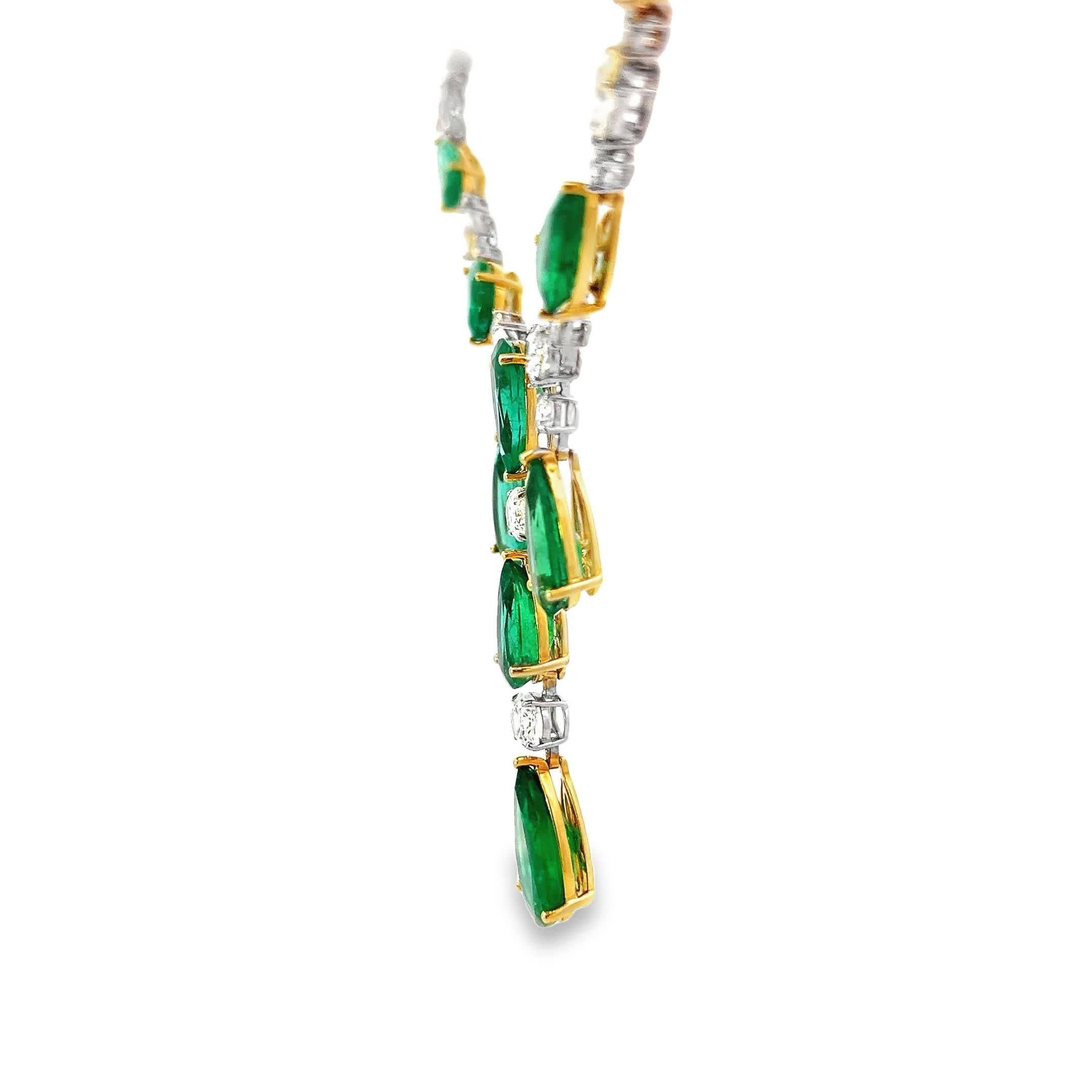 Questa splendida collana con ciondolo presenta un'affascinante serie di gemme verdi, disposte in modo elegante per catturare la luce. L'intricato design mette in mostra forme a goccia e rotonde, creando un'armoniosa miscela di colori e scintille.