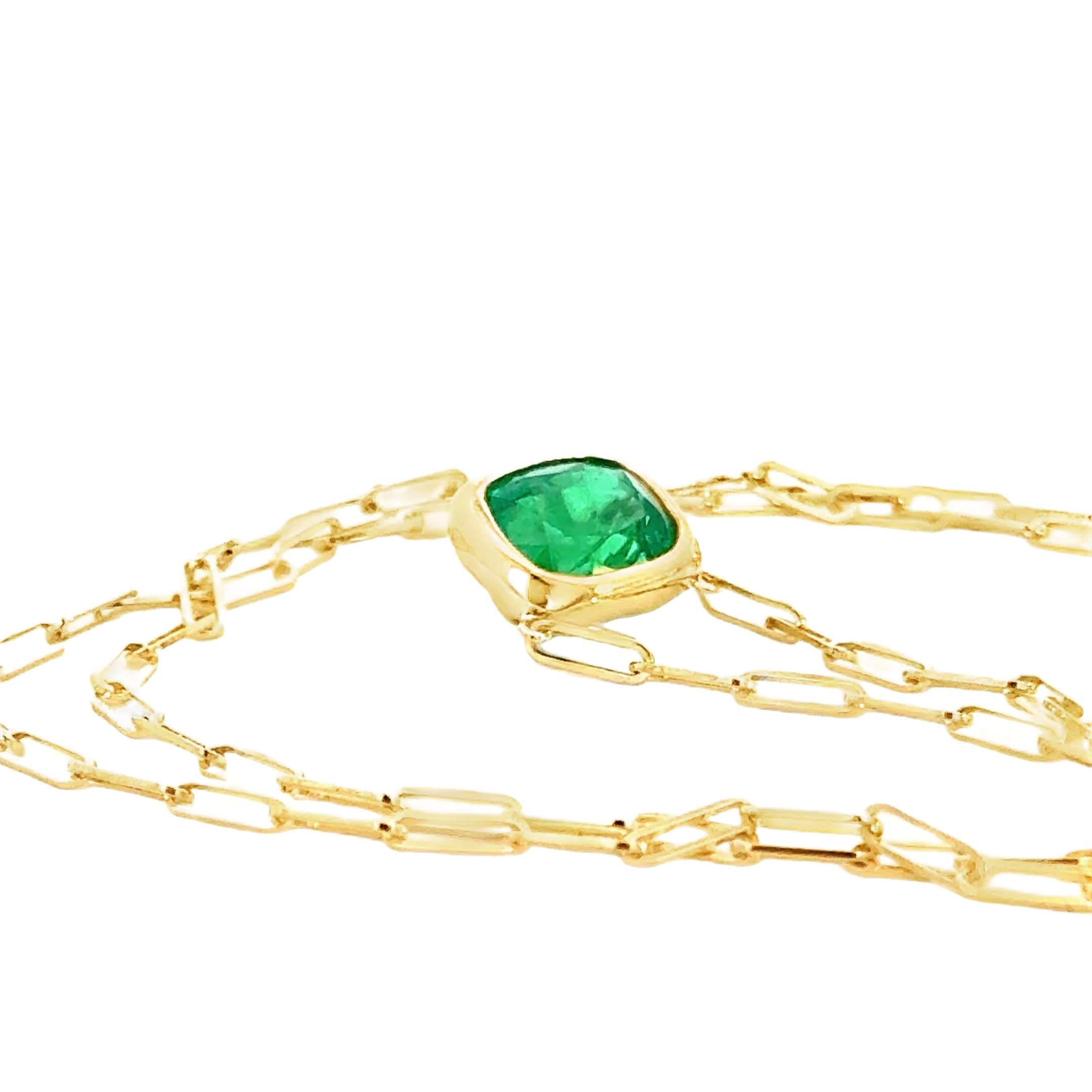 Questo splendido ciondolo presenta una vibrante gemma verde incastonata in una catena d'oro con fermaglio. Perfetto per aggiungere un tocco di eleganza a qualsiasi abbigliamento, combina senza sforzo la raffinatezza con un tocco moderno. Ideale sia