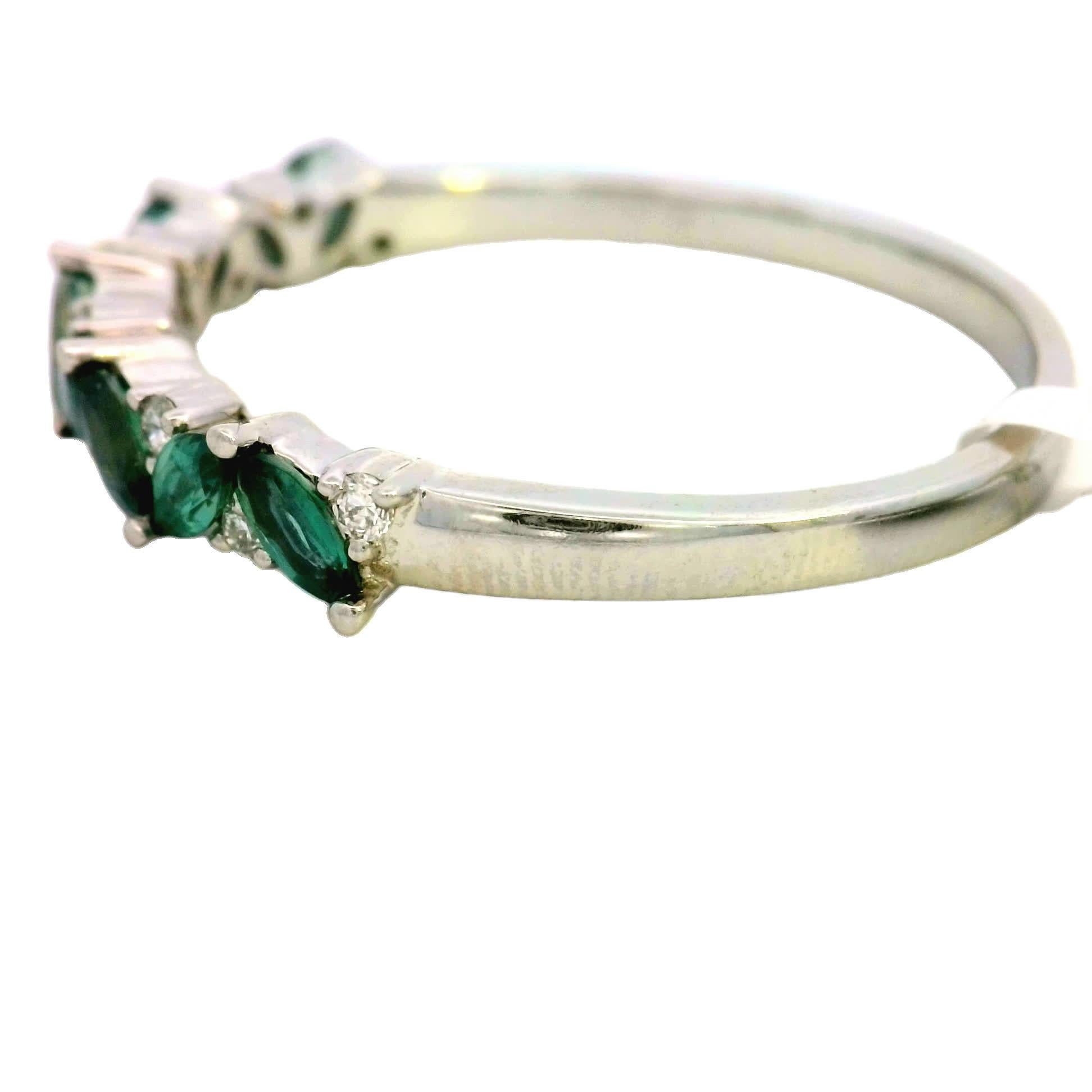 Questo splendido anello presenta una serie di vibranti gemme verdi, elegantemente incastonate in un'elegante fascia d'argento. Il design intricato mette in risalto la brillantezza di ogni pietra, rendendolo un accessorio perfetto per ogni occasione.