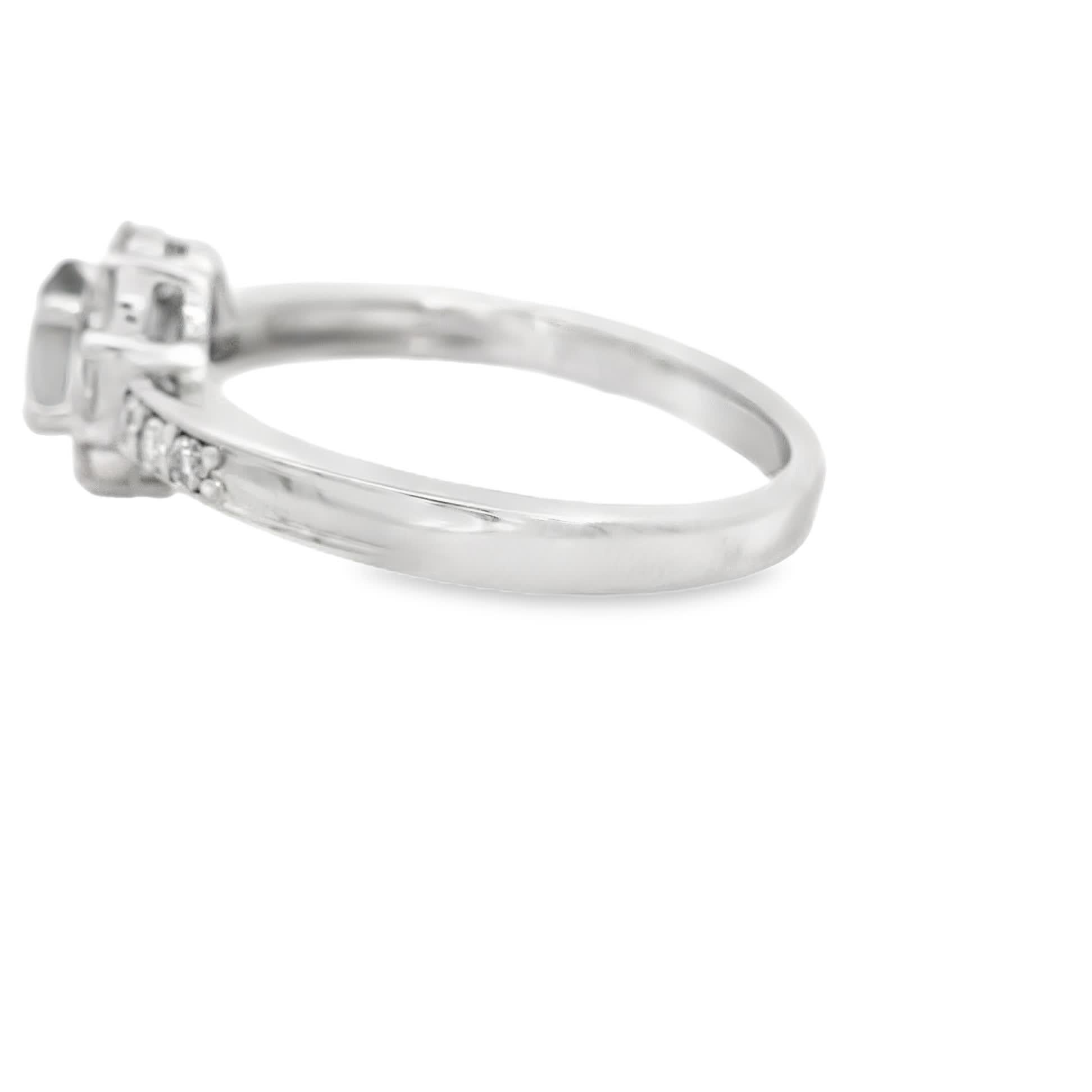 Entdecken Sie die Anziehungskraft dieses atemberaubenden Rings mit einem fesselnden grünen Edelstein in der Mitte, umgeben von einem Halo aus funkelnden Diamanten. Dieses mit Präzision gefertigte Stück ist perfekt für alle, die Eleganz und