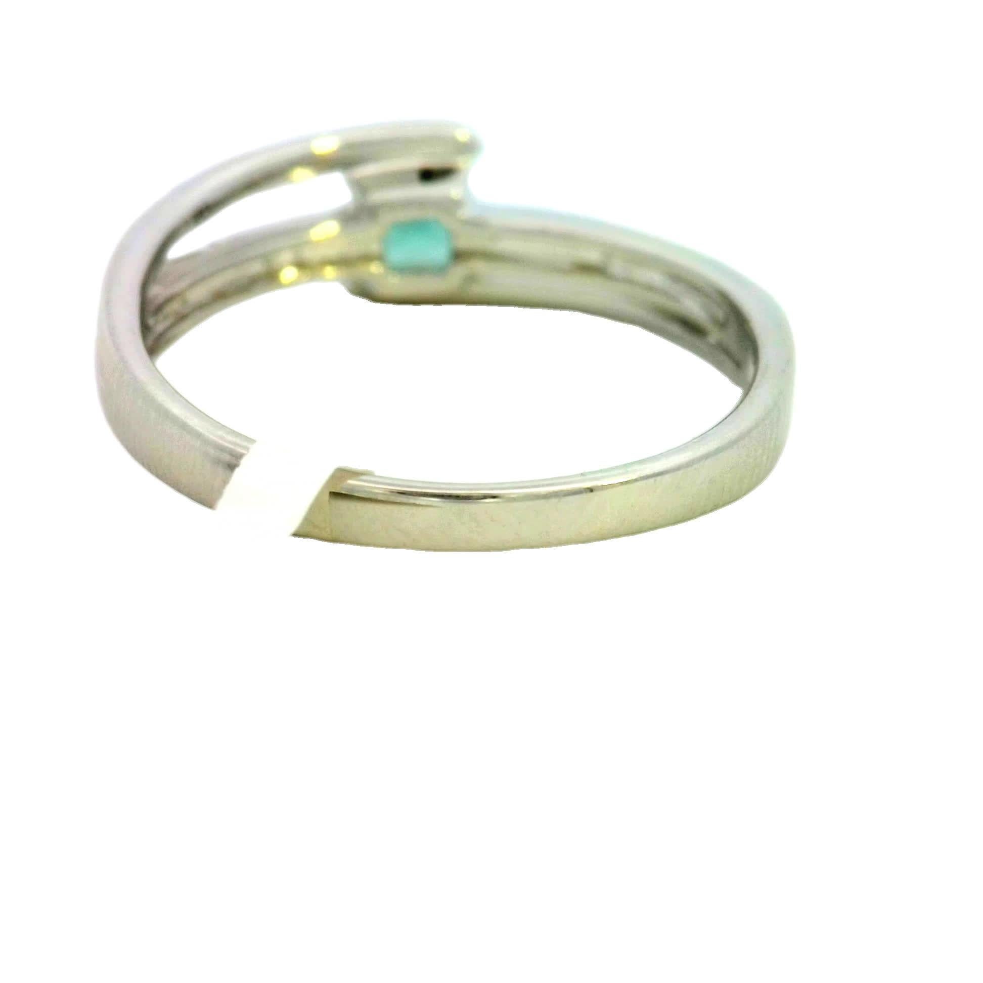 Elegant Green Gemstone Ring In New Condition For Sale In Great Neck Plaza, NY