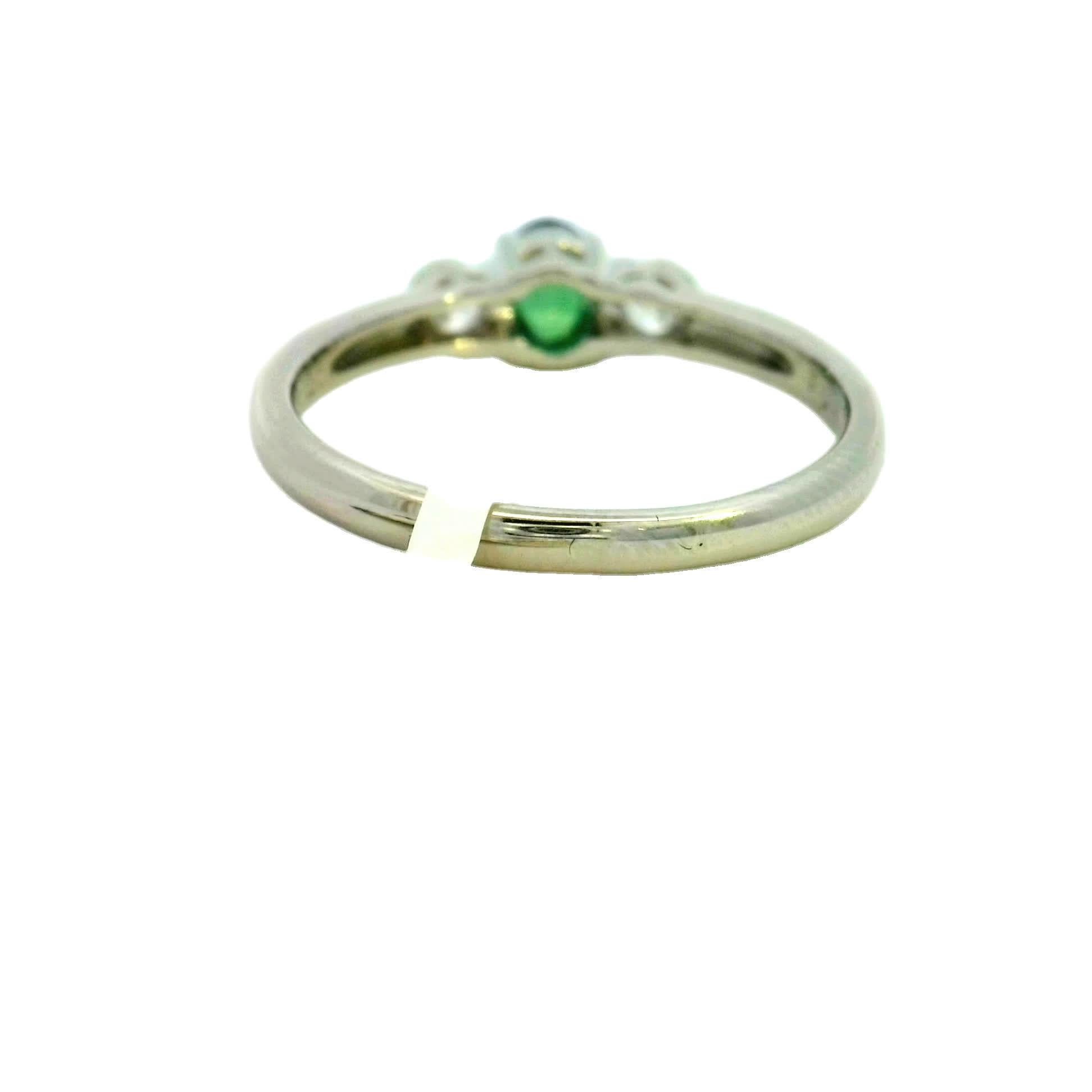 Elegant Green Gemstone Ring In New Condition For Sale In Great Neck Plaza, NY