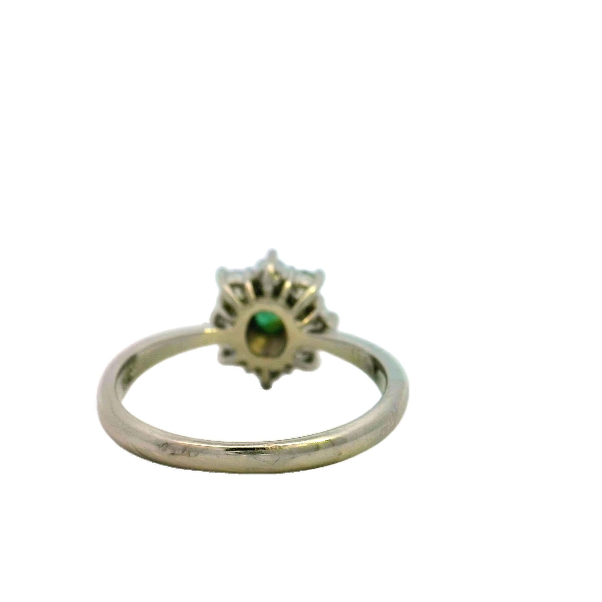 Elegant Green Gemstone Ring In New Condition For Sale In Great Neck Plaza, NY