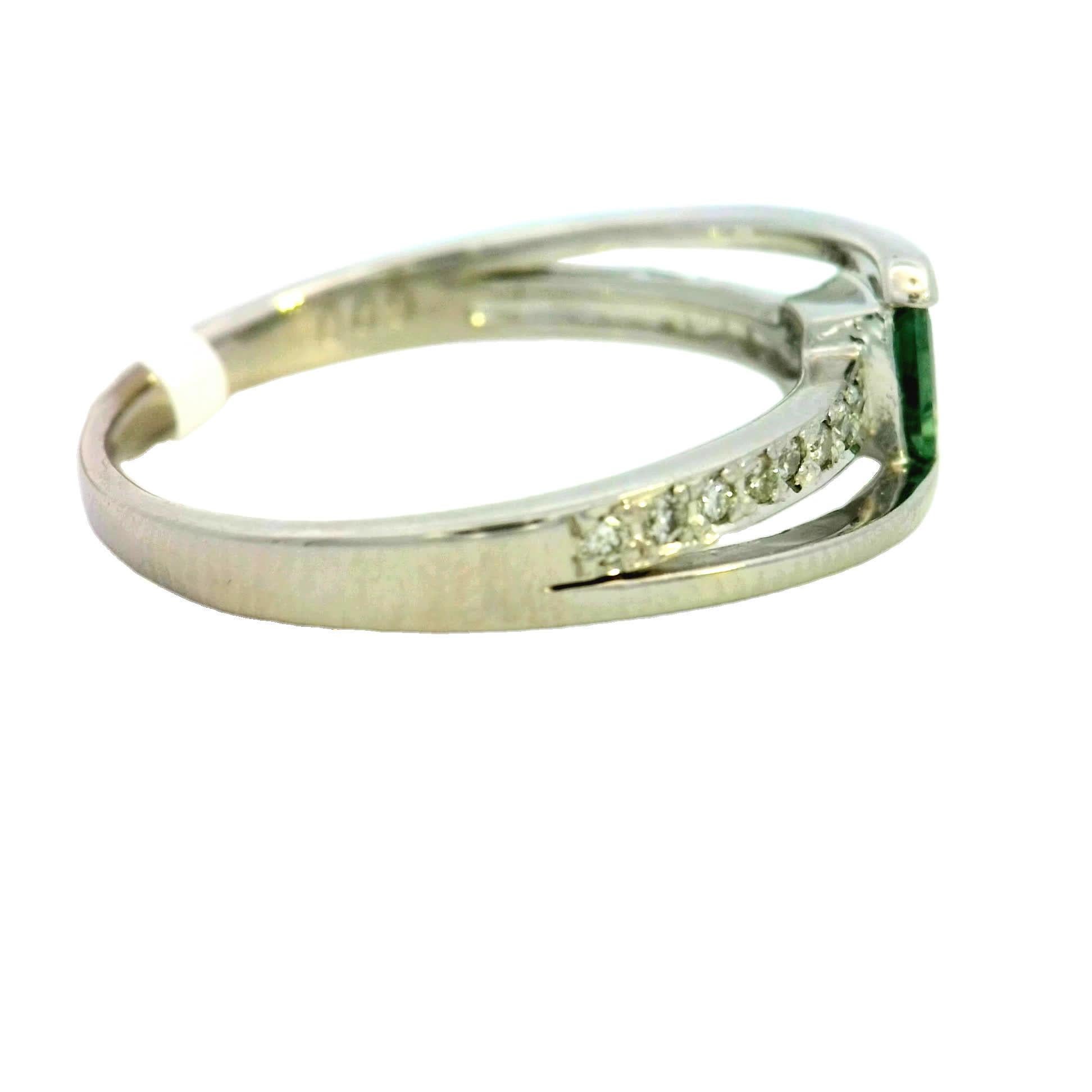 Women's Elegant Green Gemstone Ring For Sale