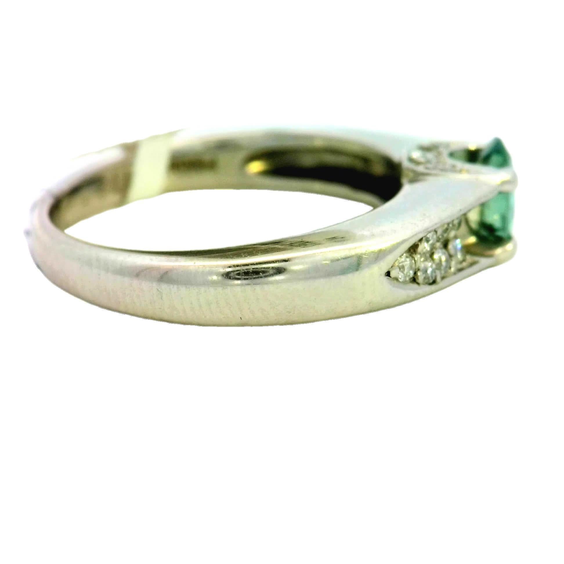 Women's Elegant Green Gemstone Ring For Sale