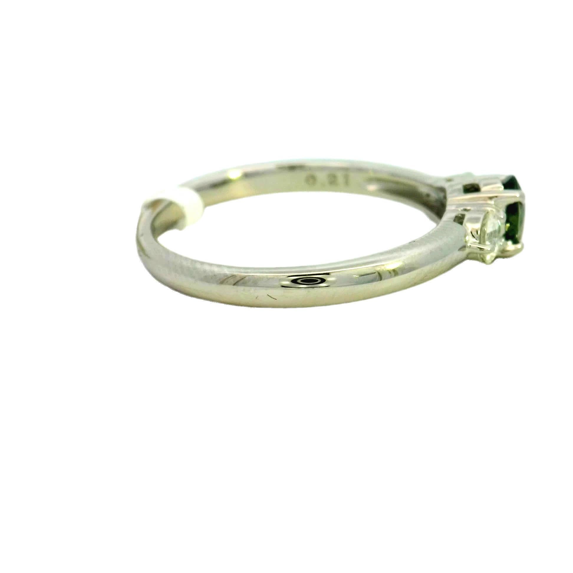 Women's Elegant Green Gemstone Ring For Sale