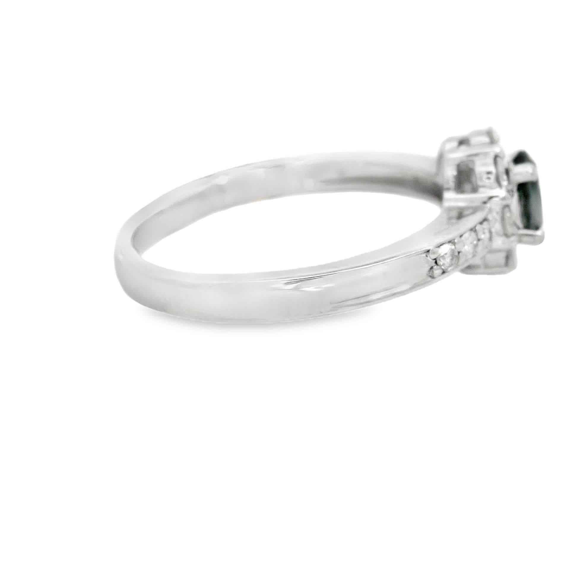 Eleganter Ring mit grünem Edelstein Damen im Angebot