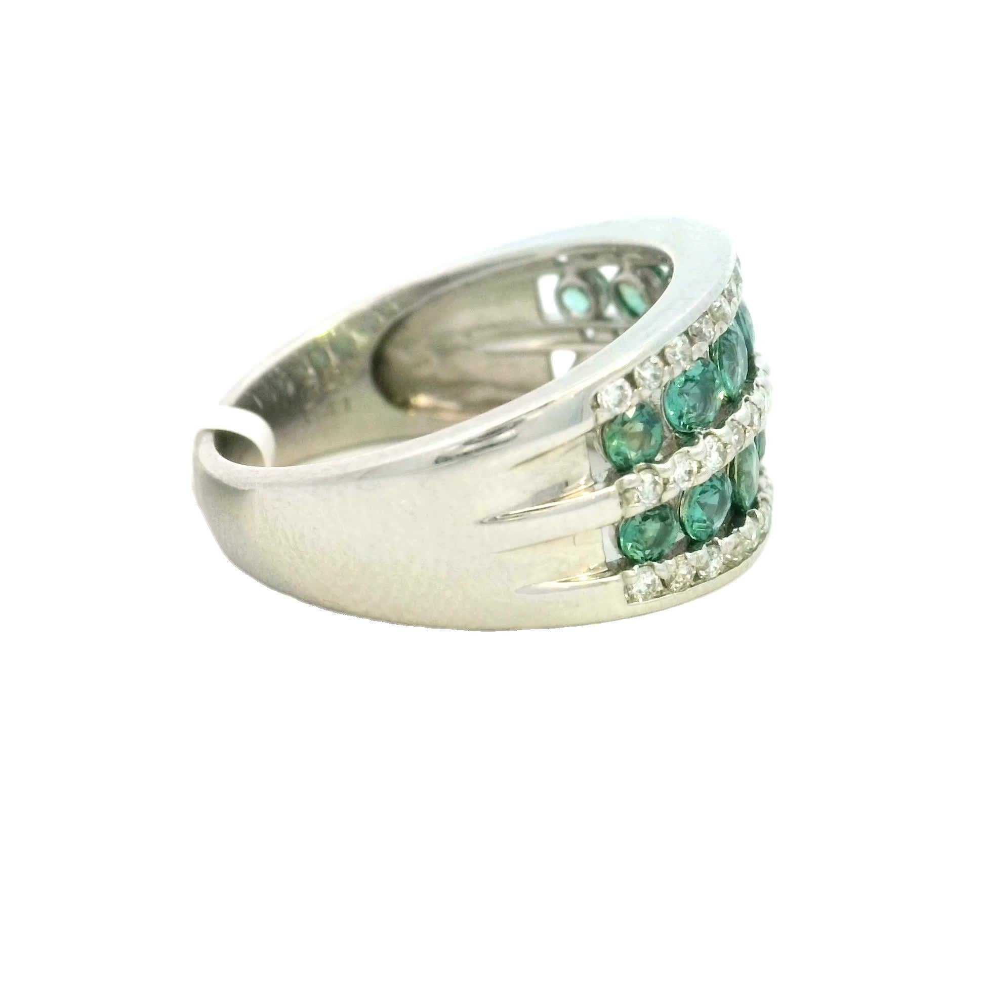 Women's Elegant Green Gemstone Ring For Sale