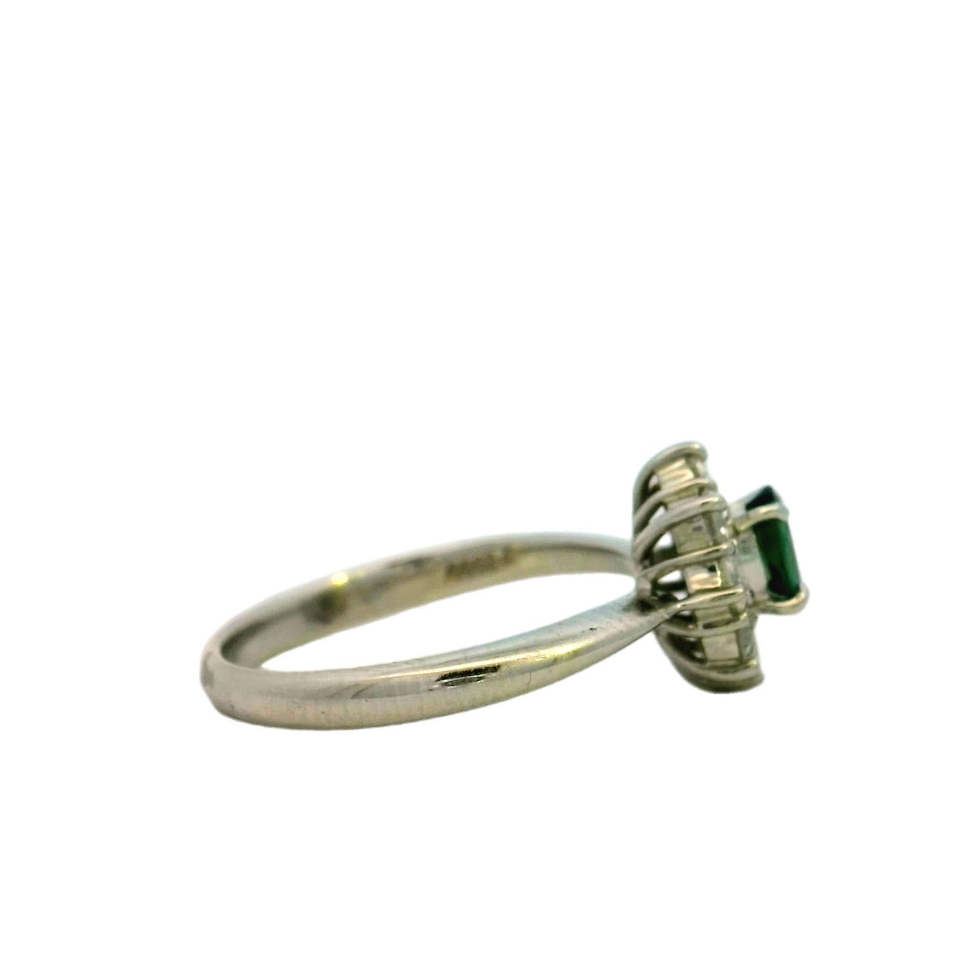 Women's Elegant Green Gemstone Ring For Sale