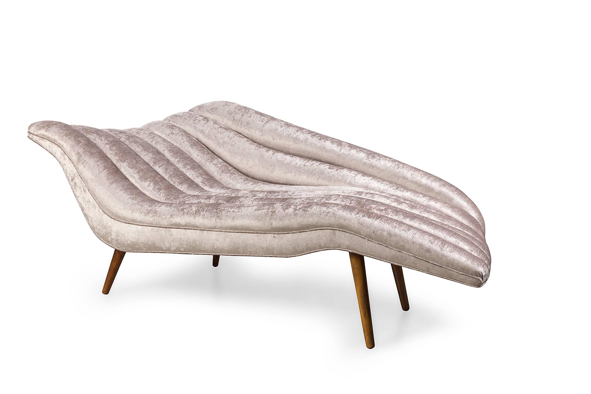 The chicest chaise imaginable. It is a piece of functional art, both beautiful and comfortable.




 