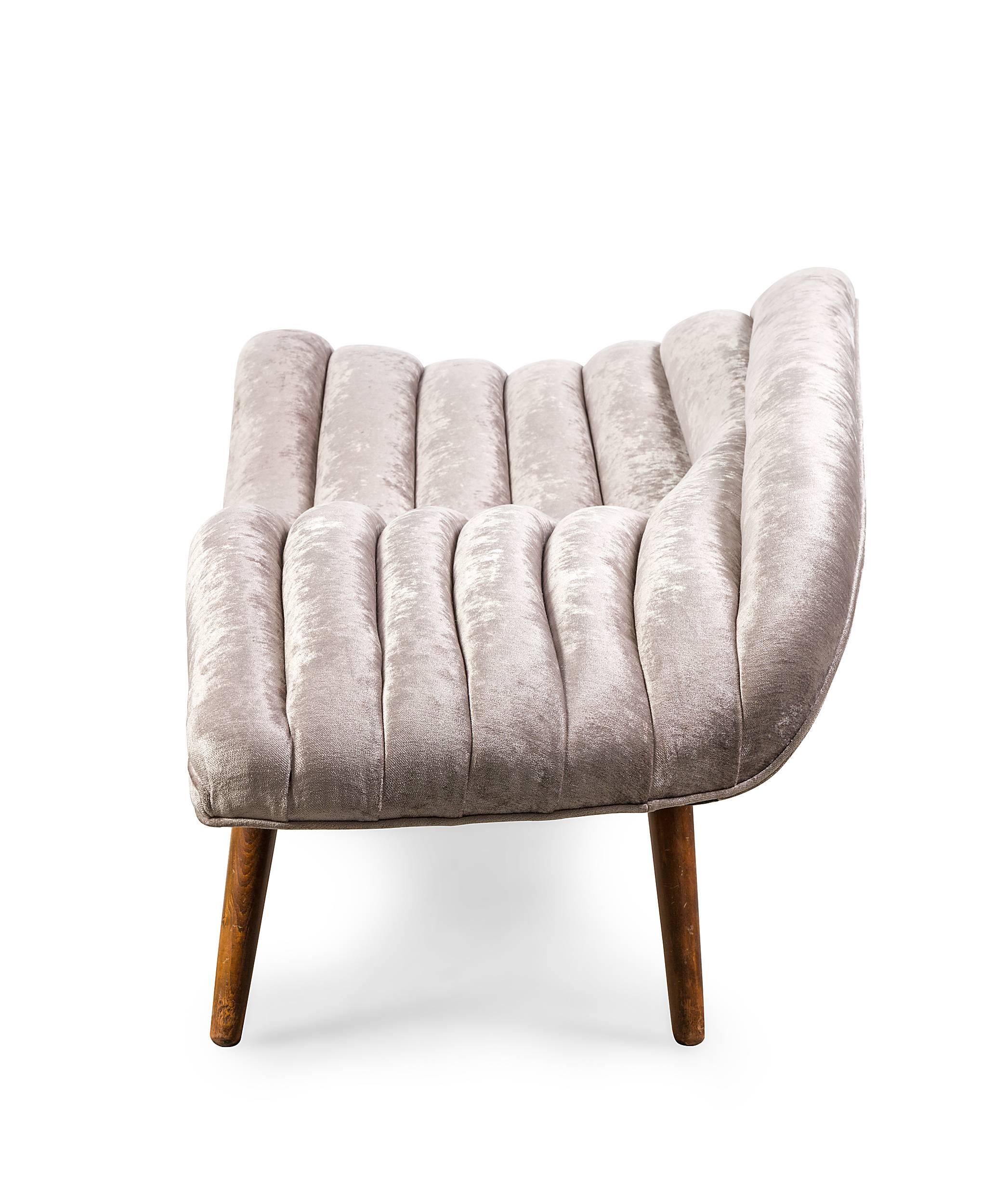 Elegant Grey Chenille Hans Hartl Chaise Longue, Denmark 1950s In Excellent Condition In New York, NY