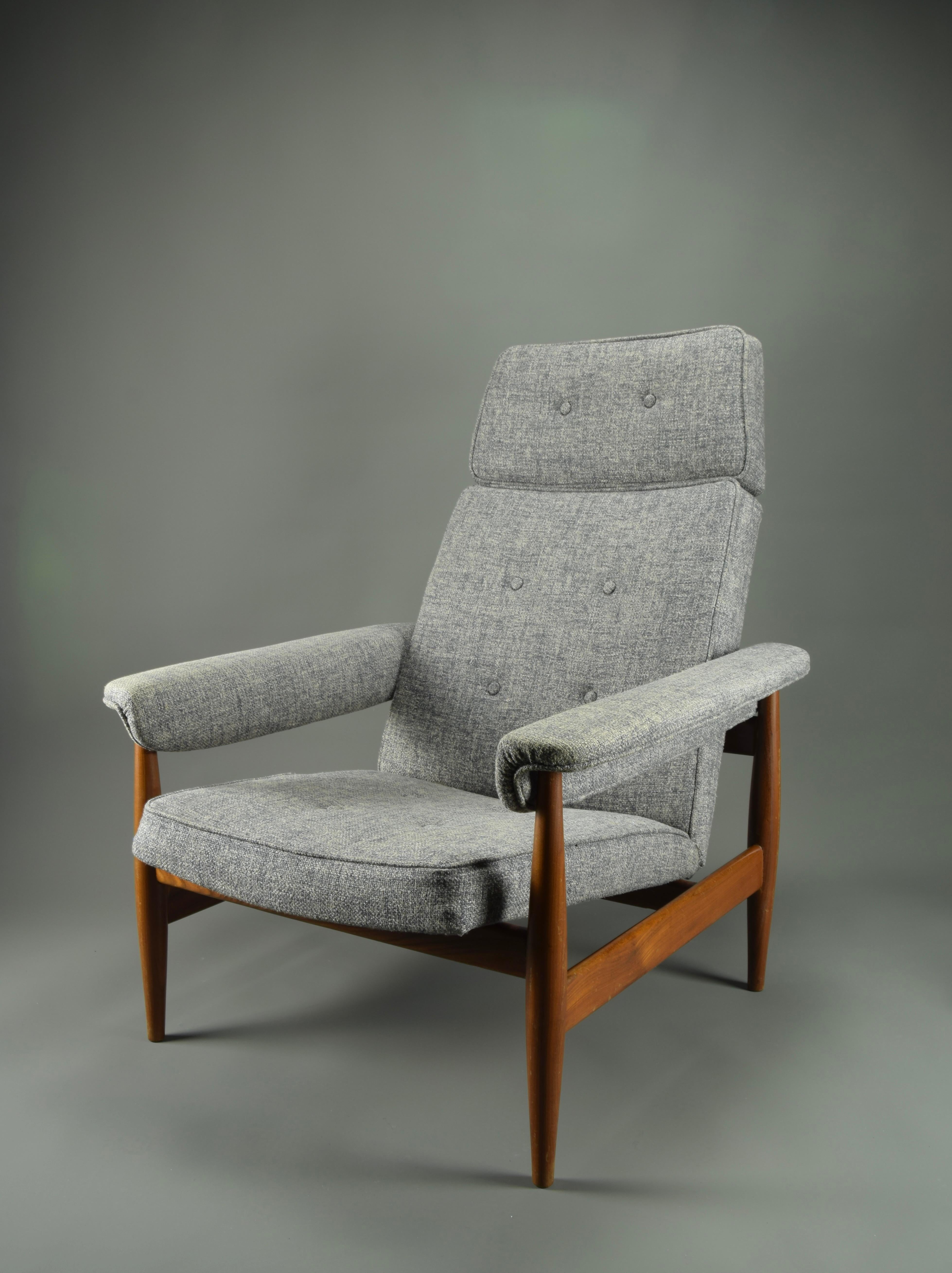 Elegant Grey Mid century Modern Lounge Chair For Sale 3