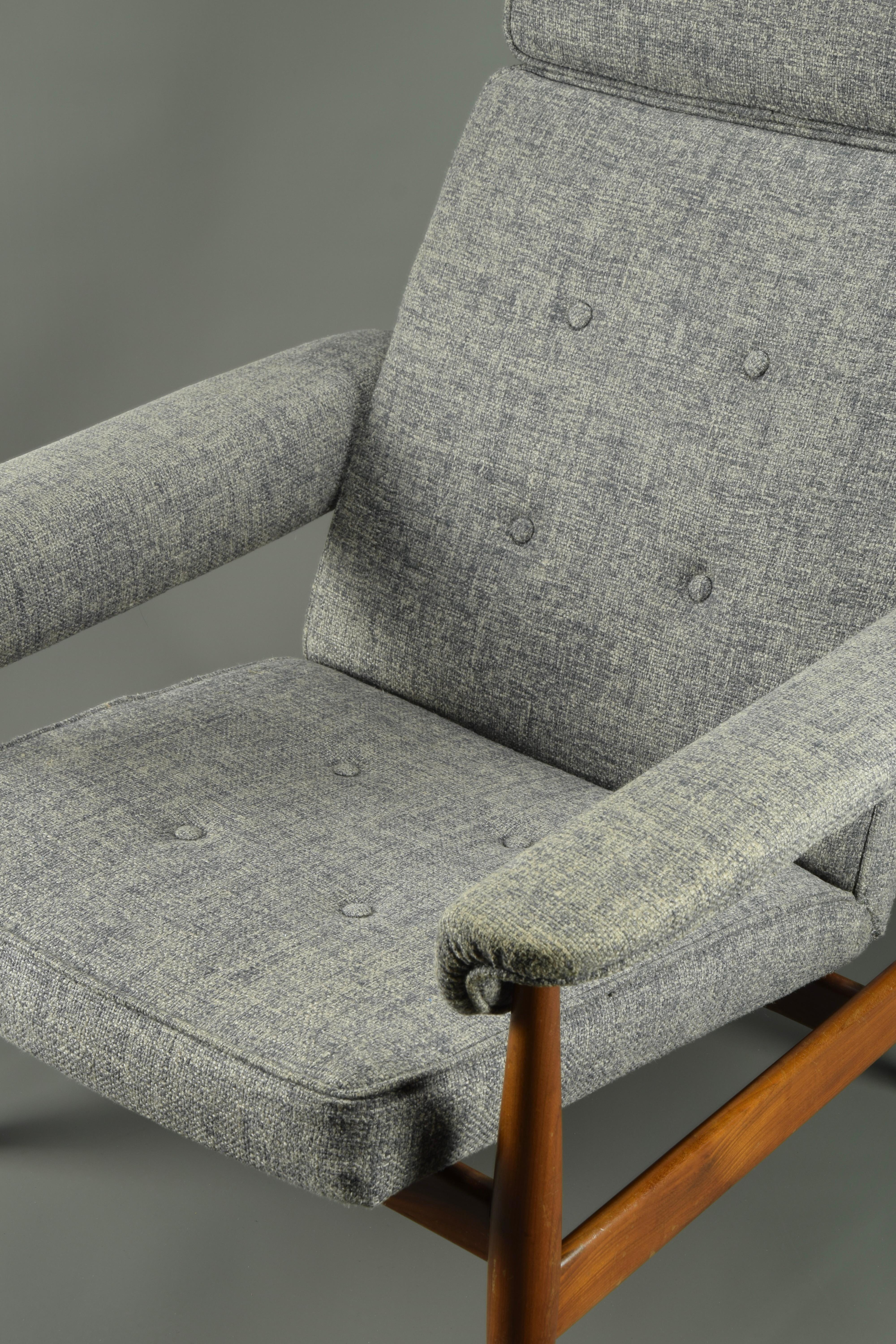 Elegant Grey Mid century Modern Lounge Chair For Sale 4