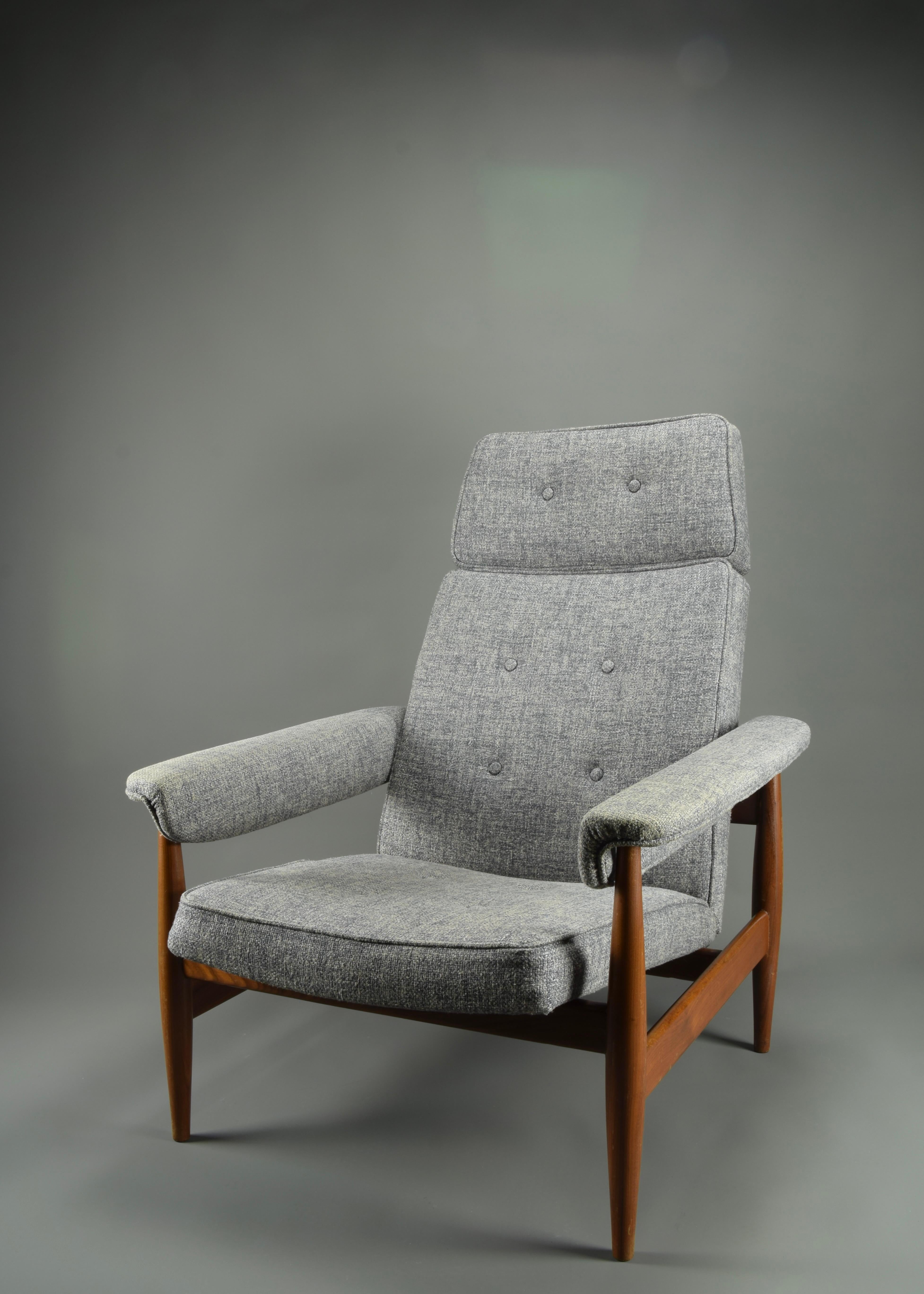 Elegant Grey Mid century Modern Lounge Chair For Sale 5