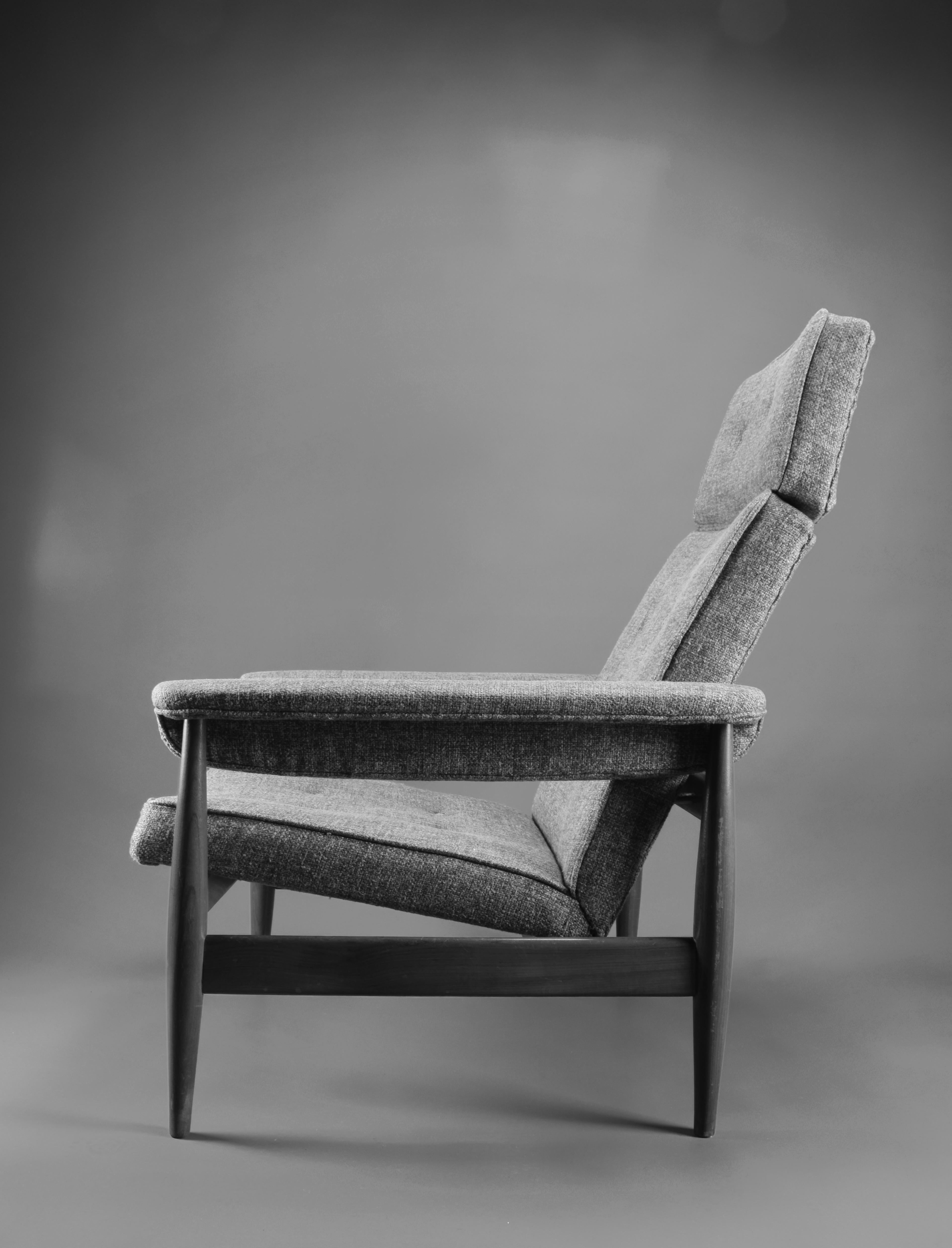 Elegant Grey Mid century Modern Lounge Chair For Sale 6