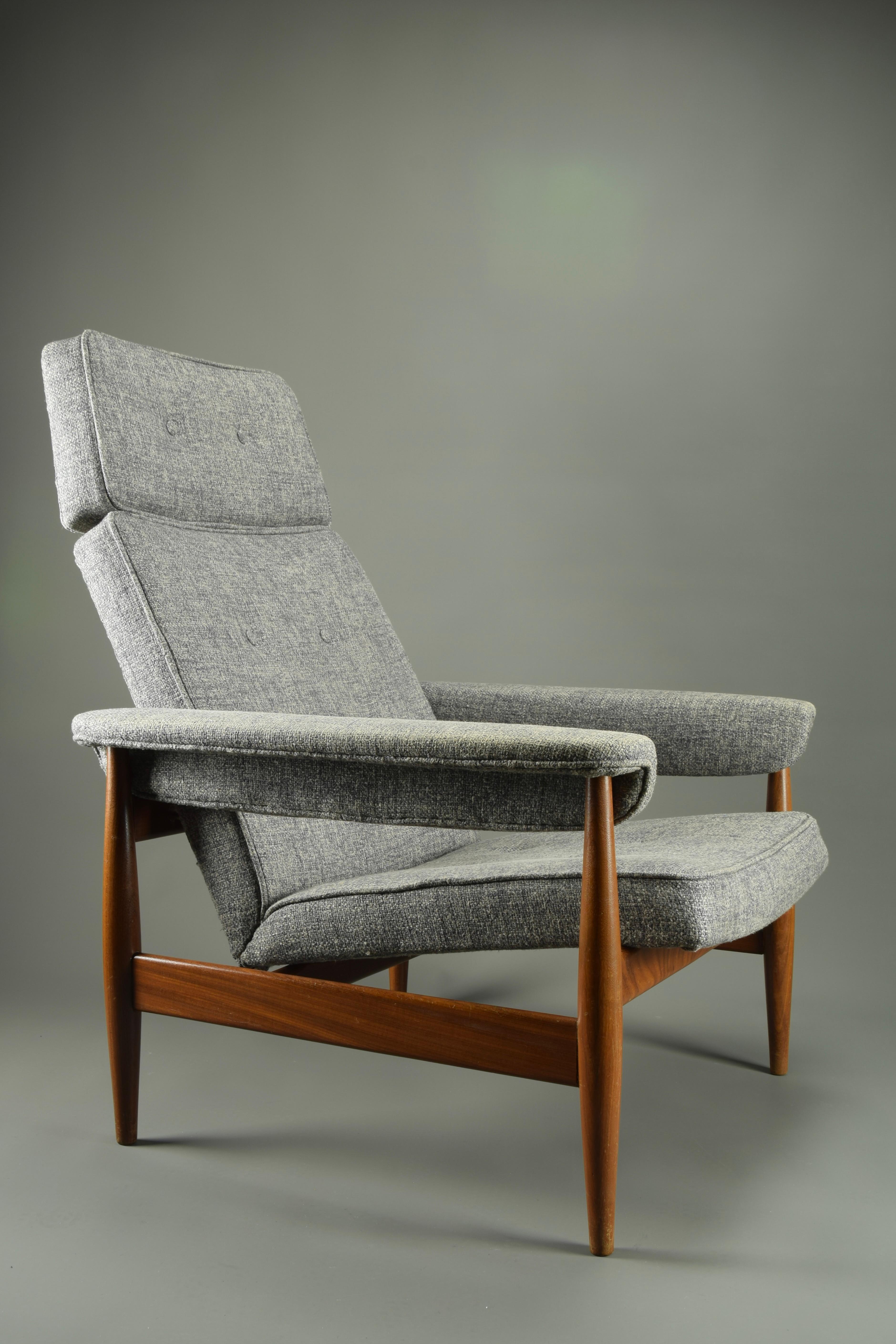Mid-Century Modern Elegance - Timeless Comfort Meets Iconic Design

Step into the golden age of design with this stunning mid-century modern lounge chair, a masterpiece of form and function. Featuring a solid iroko frame with beautifully sculpted