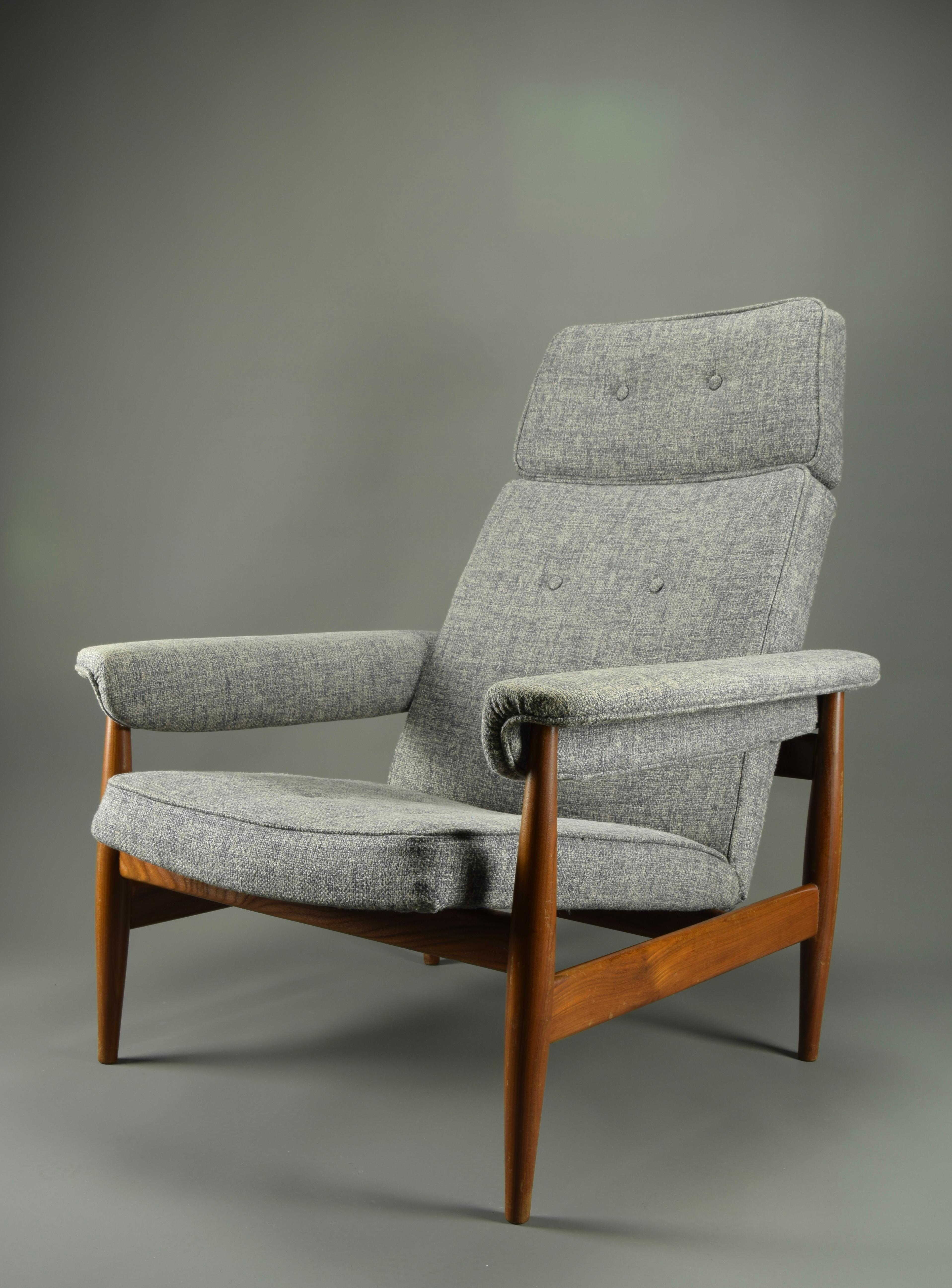 Mid-20th Century Elegant Grey Mid century Modern Lounge Chair For Sale