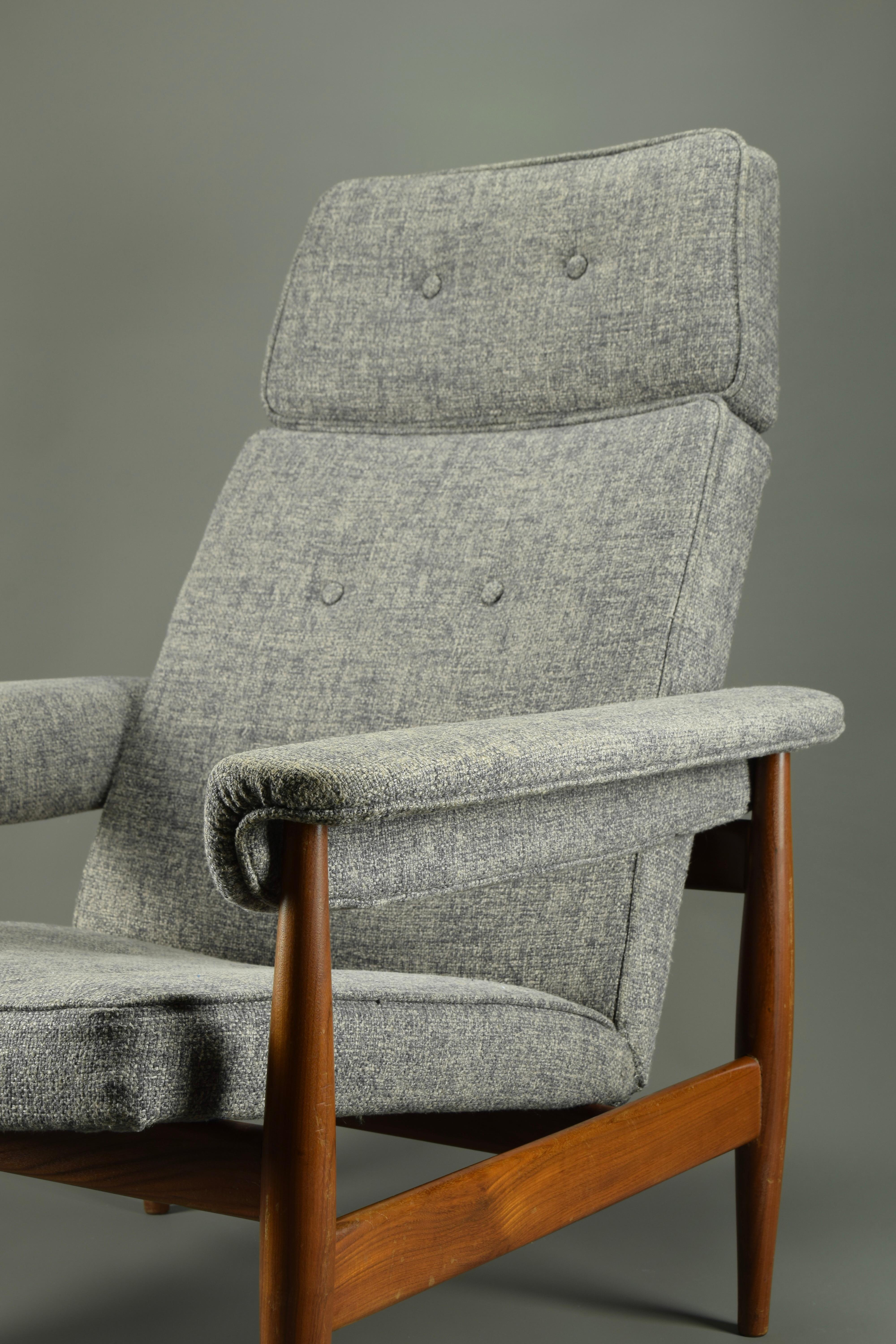 Fabric Elegant Grey Mid century Modern Lounge Chair For Sale