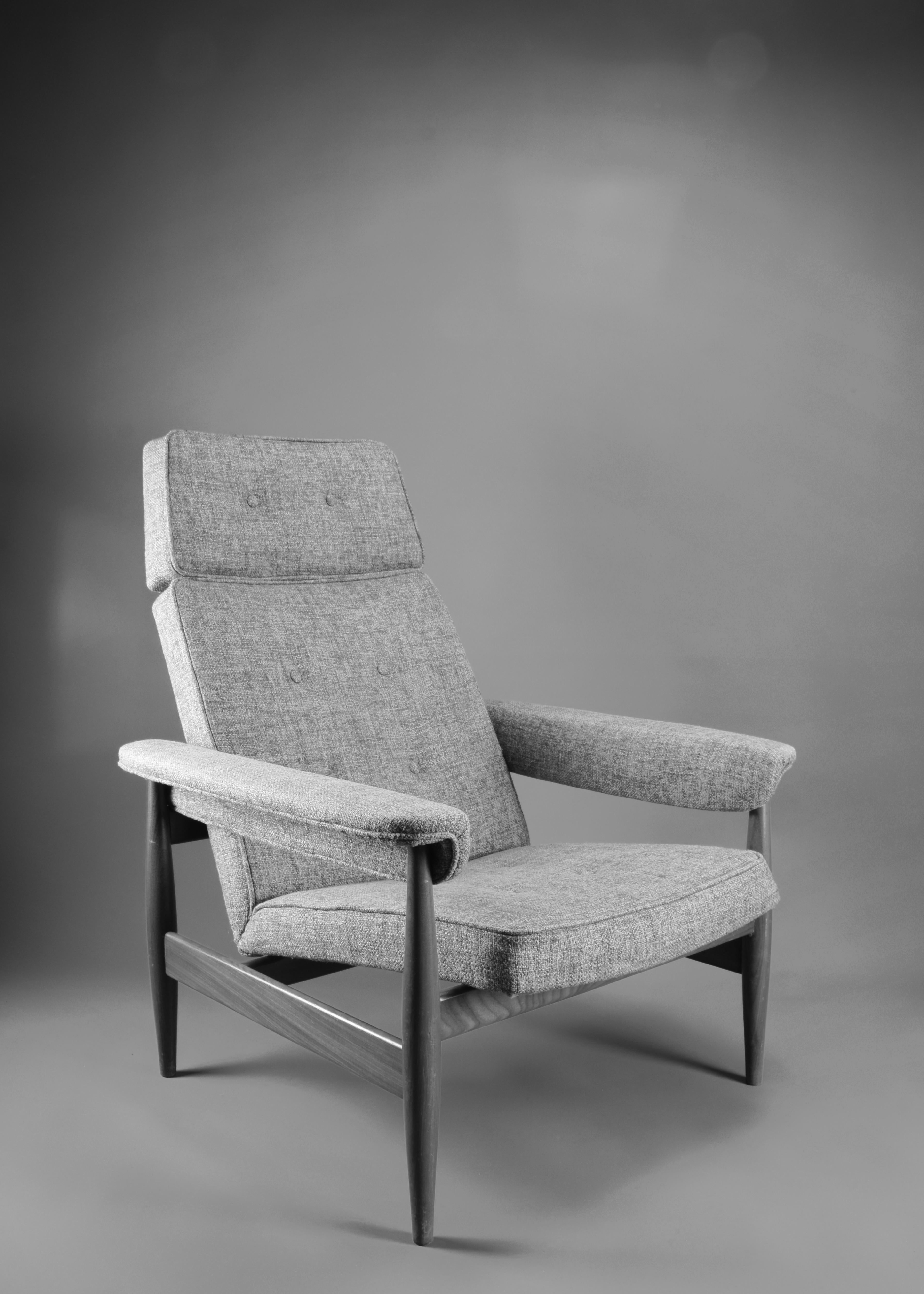 Elegant Grey Mid century Modern Lounge Chair For Sale 1