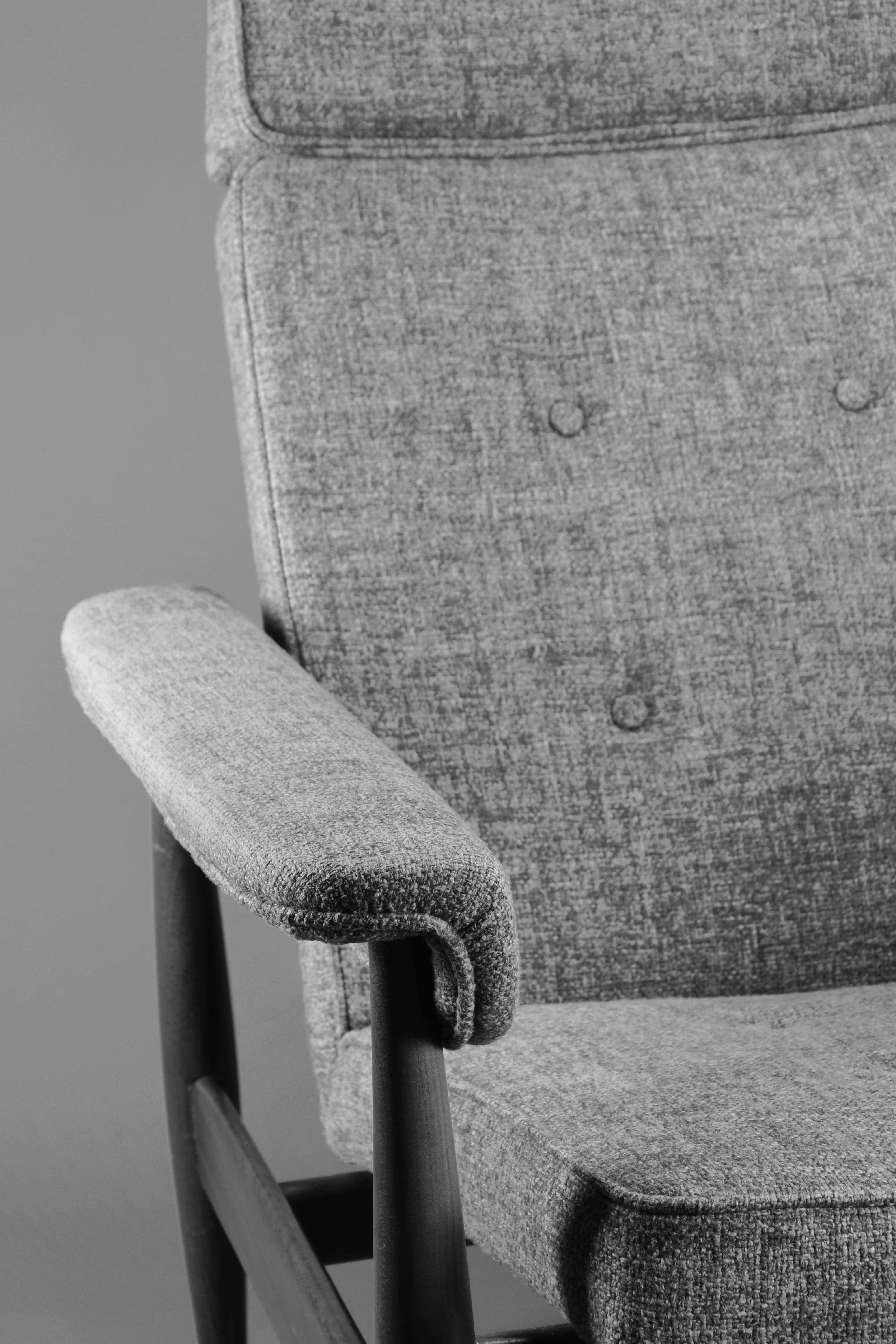 Elegant Grey Mid century Modern Lounge Chair For Sale 2