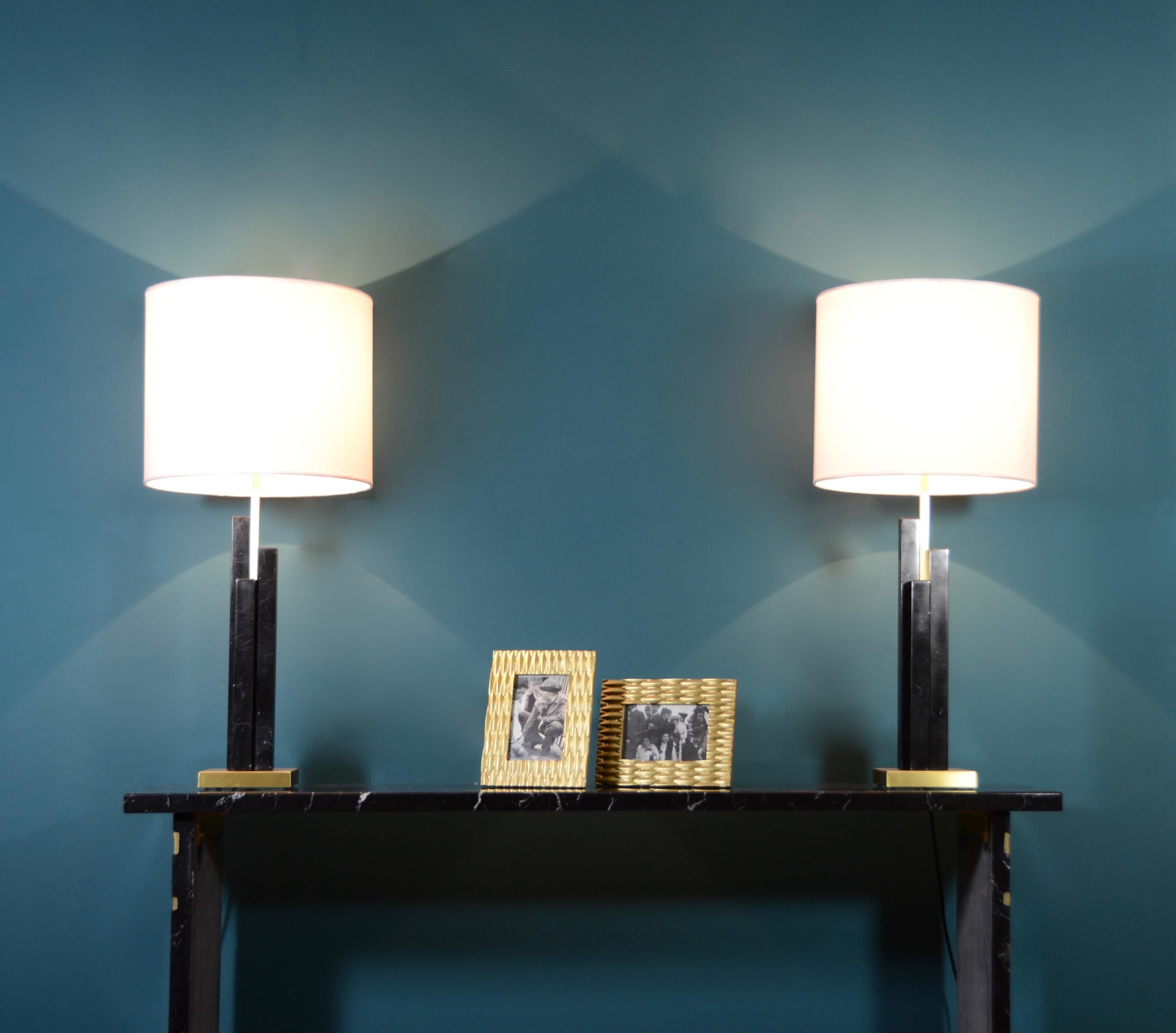 Moderne Paire d'élégantes lampes de table en marbre Marquinha « Vintage / Skyline »  en vente