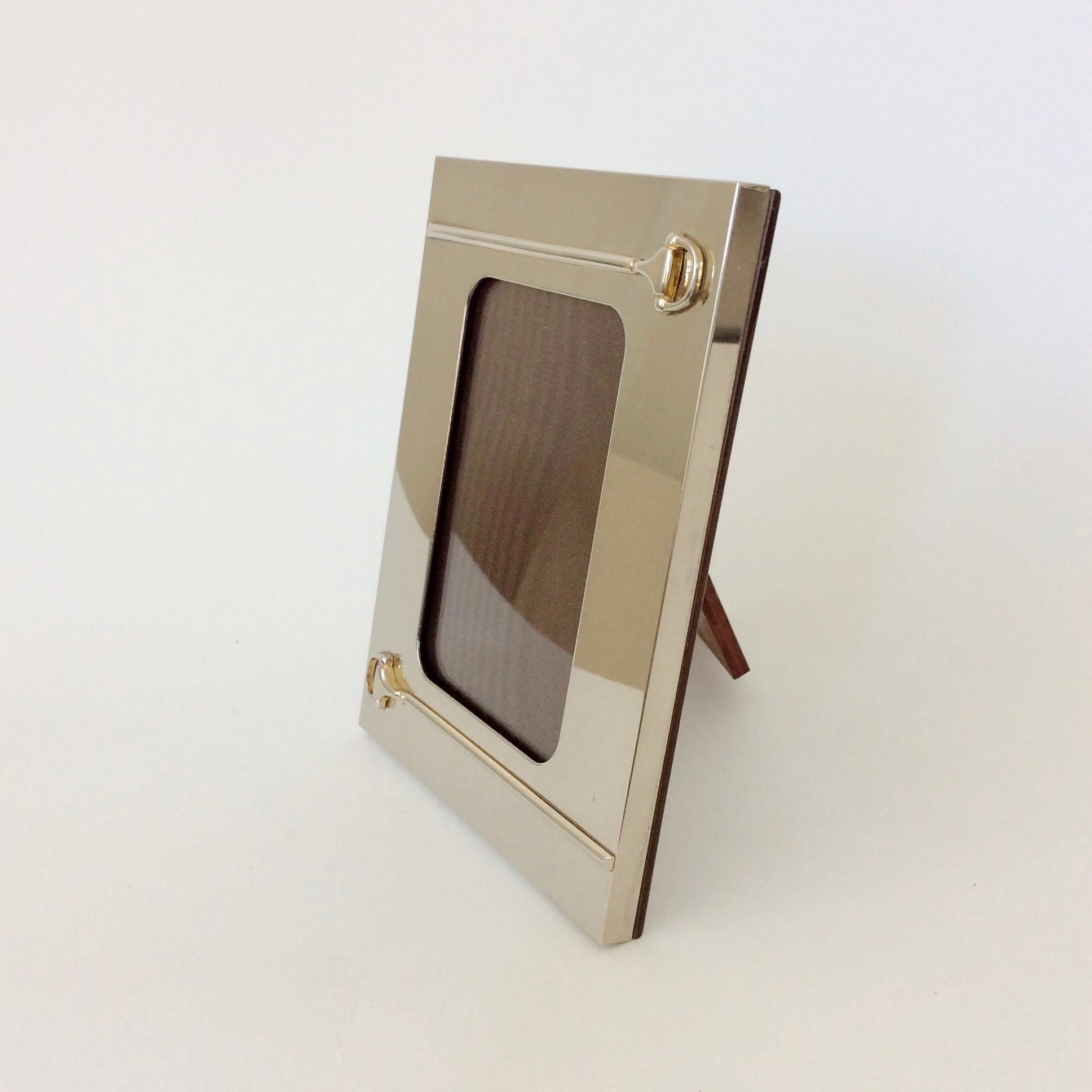 Elegant Gucci picture frame with stirrup motif, circa 1970, Italy.
Silver plate brass, wood back.
Dimensions: 14 cm h, 10 cm W, 10 cm D.
Good condition.
We ship worldwide.
All purchases are covered by our Buyer Protection Guarantee.
This item can be
